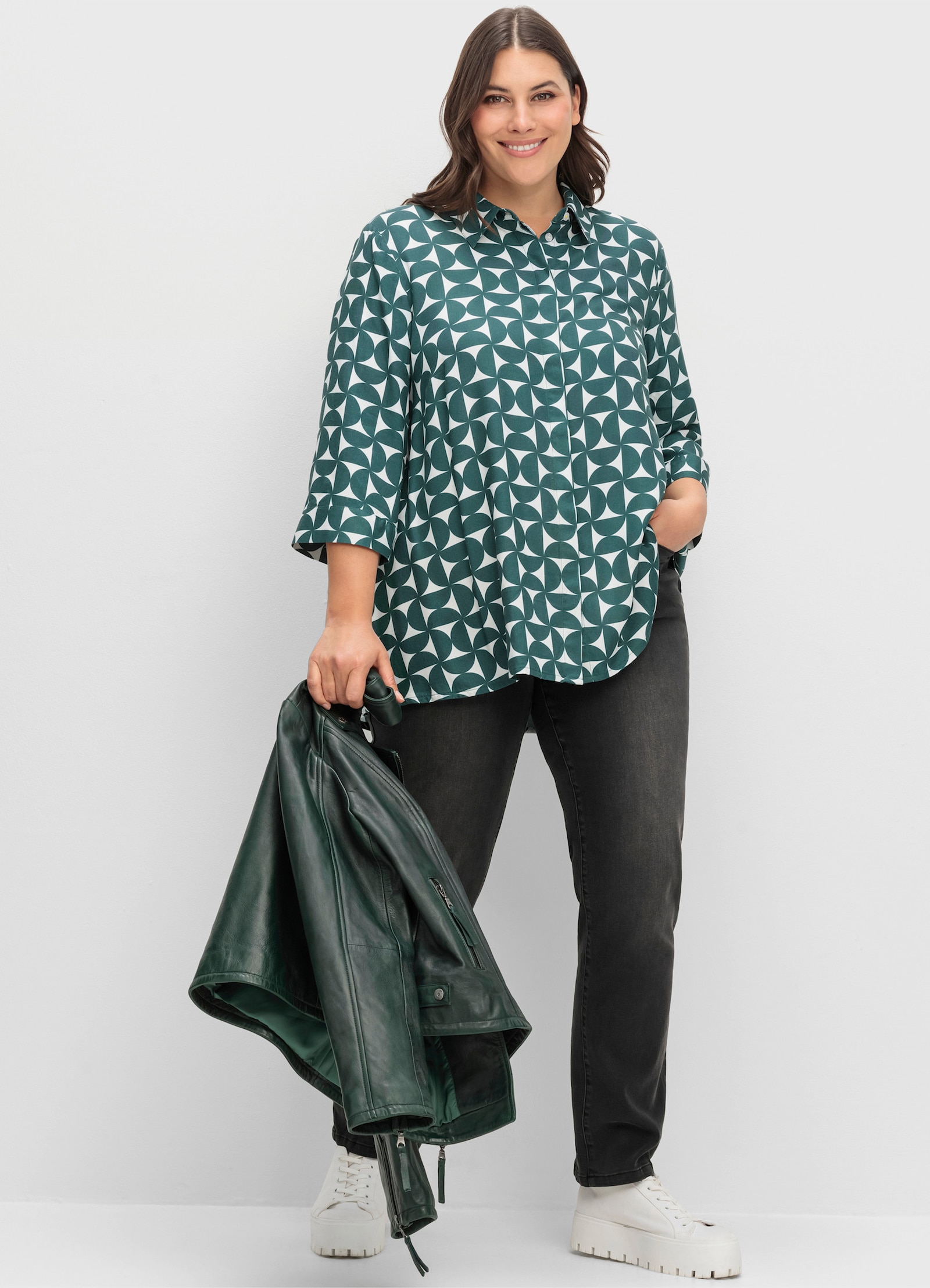 sheego Lange blouse met verlengd rugpand - diepgroen gedessineerd