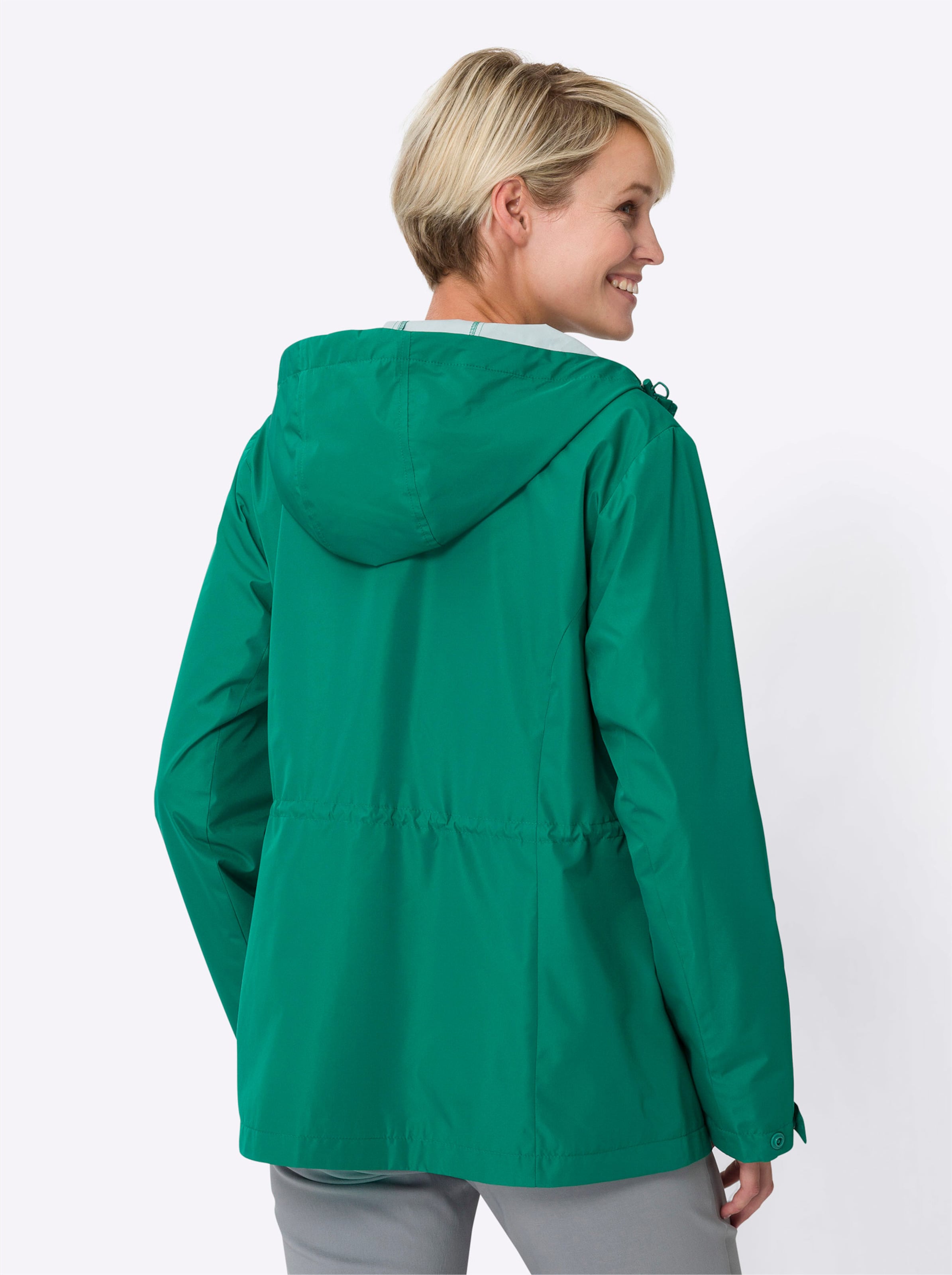 Taschen günstig Kaufen-Regenjacke in grün von heine. Regenjacke in grün von heine <![CDATA[Die wasserabweisende Regenjacke ist ein toller Begleiter für alle Outdoor-Aktivitäten! Selbst die Reißverschlüsse im Vorderteil und an den beiden Taschen lassen kein Wasser 