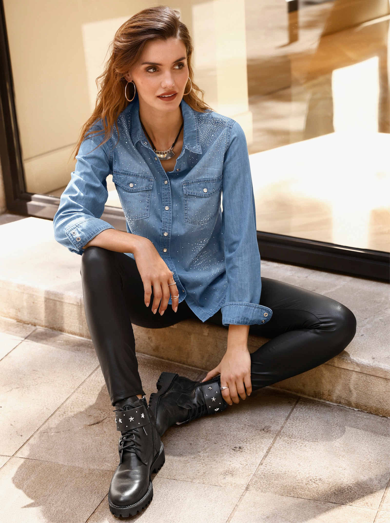 Jeansbluse mit Glitzersteinchen - blue-bleached