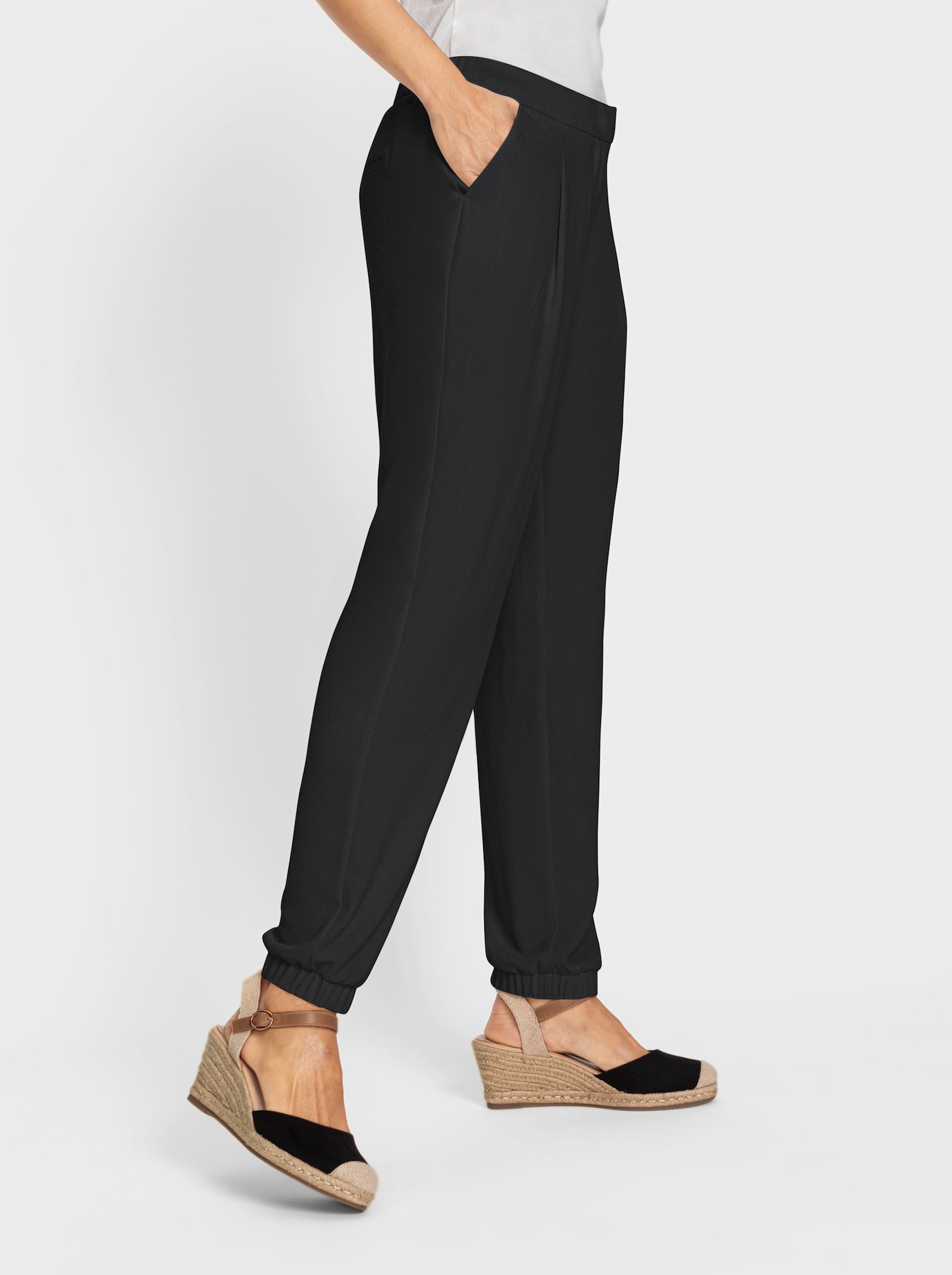 Hose mit elastischen Beinabschlüssen - schwarz