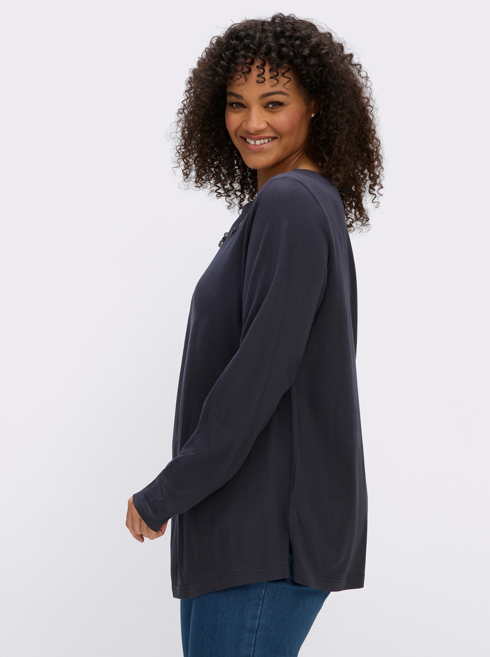 sheego Langarmshirt mit Zierperlen am Ausschnitt - tiefblau
