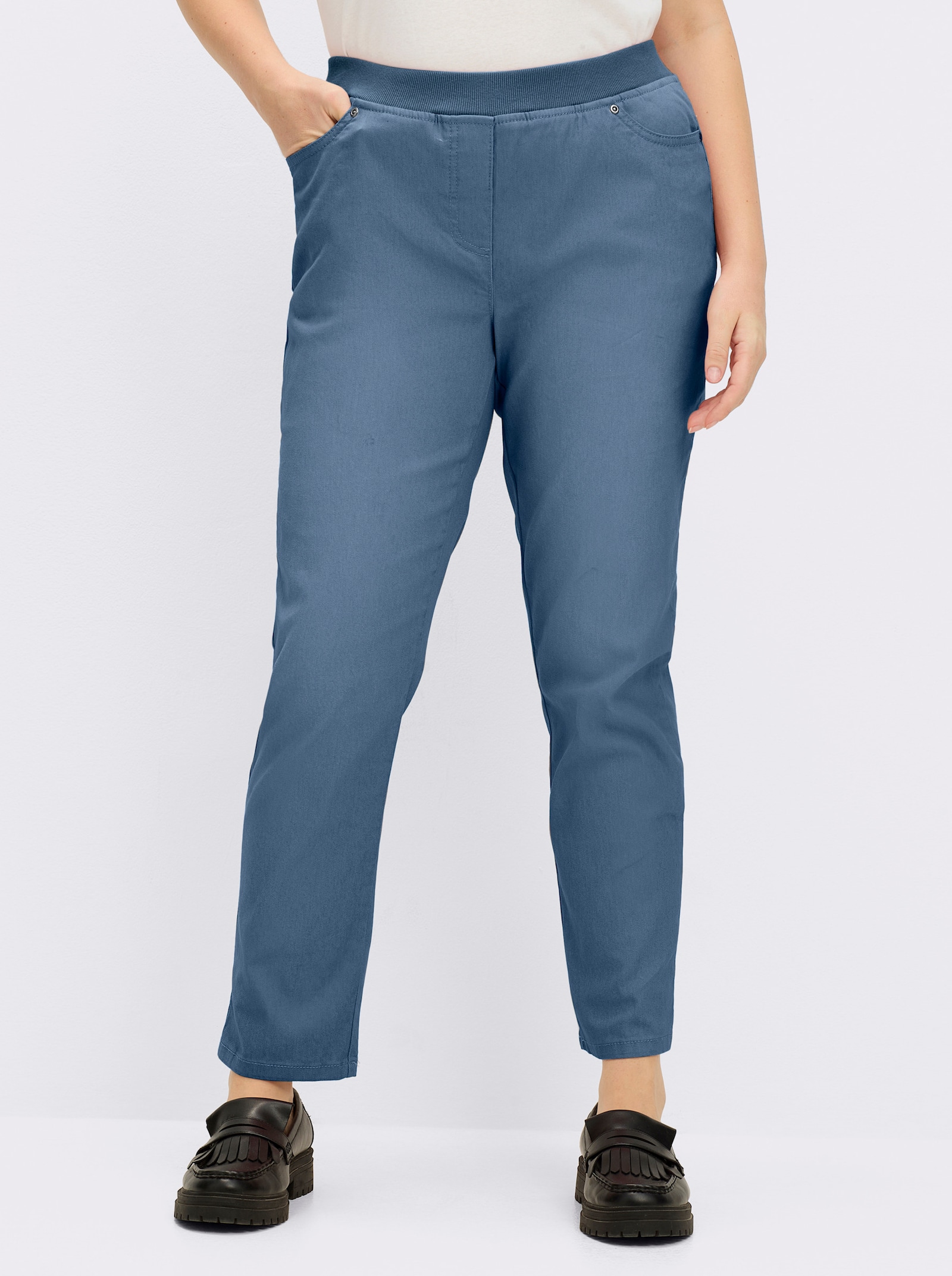 Schlupfjeans mit geripptem Strick-Dehnbund - blue-bleached