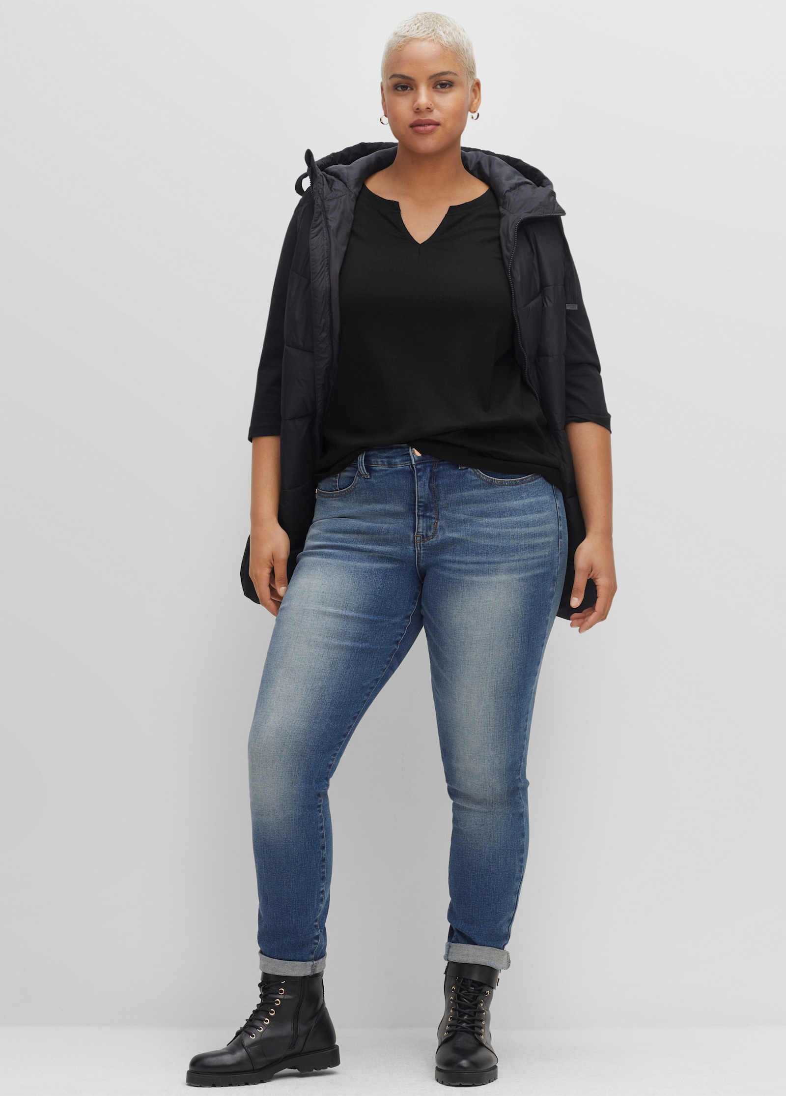 sheego 3/4-Arm-Shirt mit geschlitztem Ausschnitt - schwarz