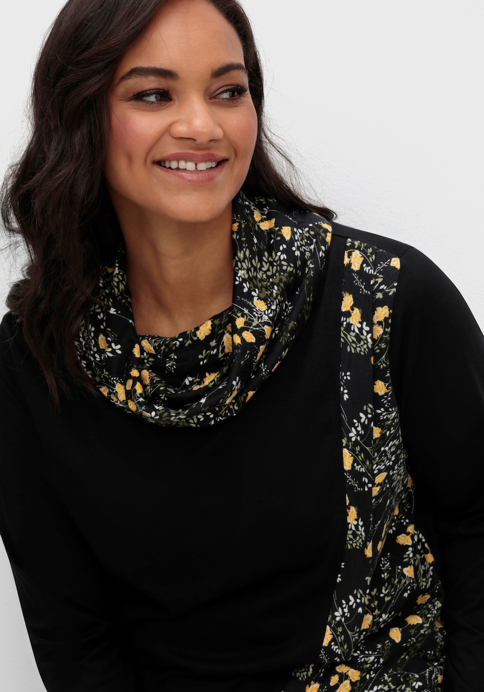 Print-Shirt in Wickeloptik mit halsfernem Rollkragen - schwarz-ocker-bedruckt