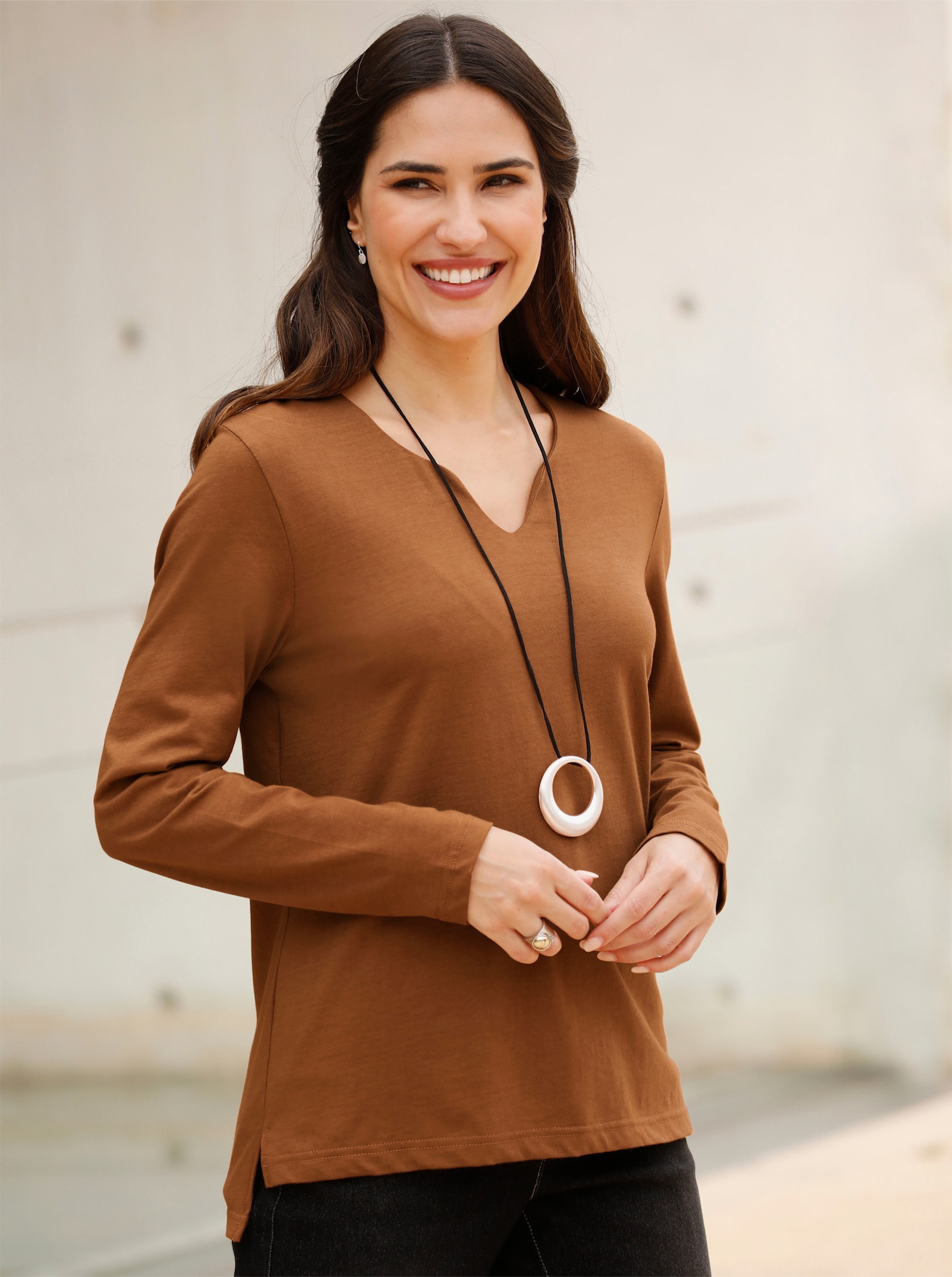 Tričko s dlhými rukávmi a bočným rázporkom - koňaková