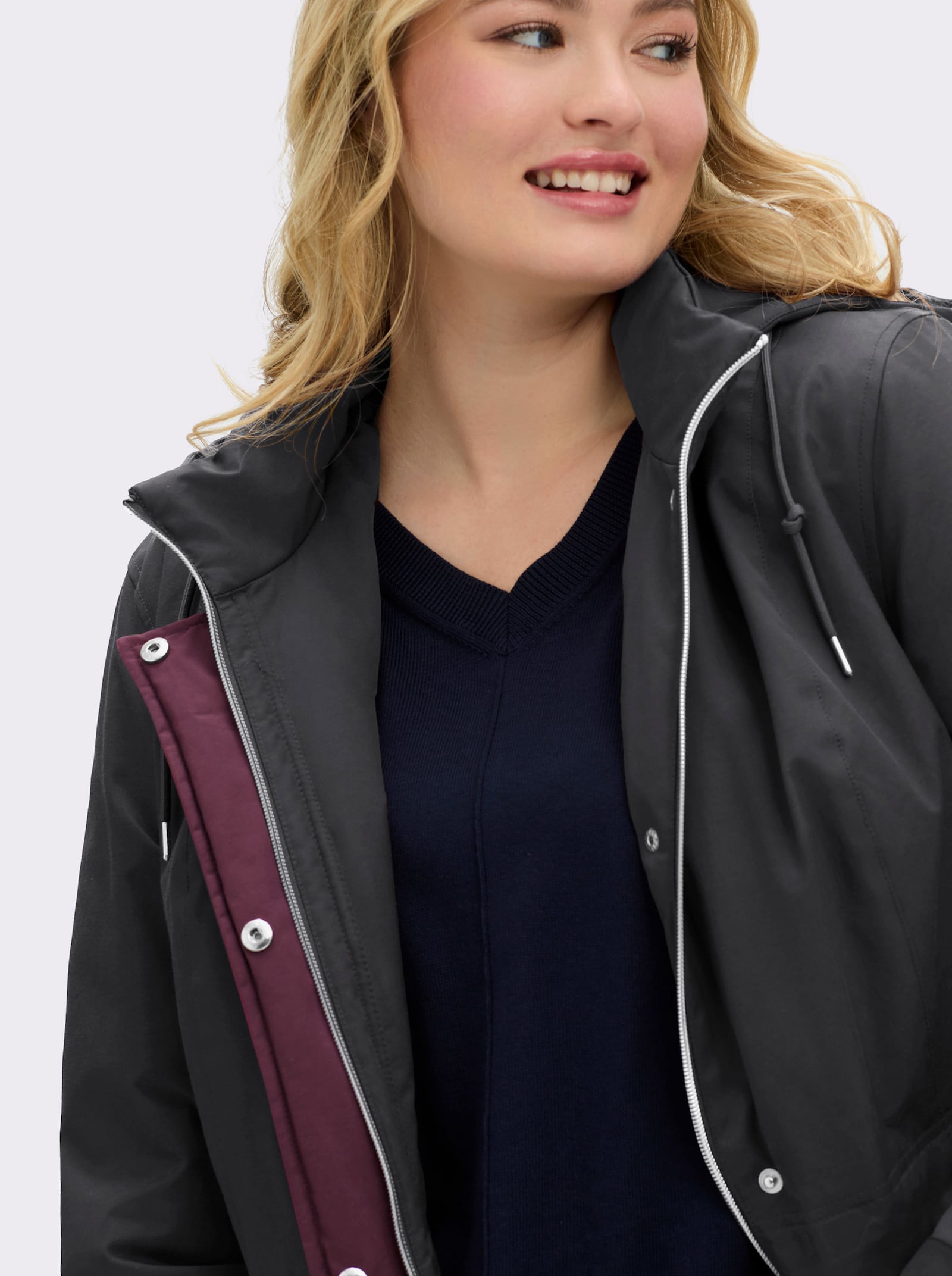 sheego Jack met capuchon en contrastdetails - zwart