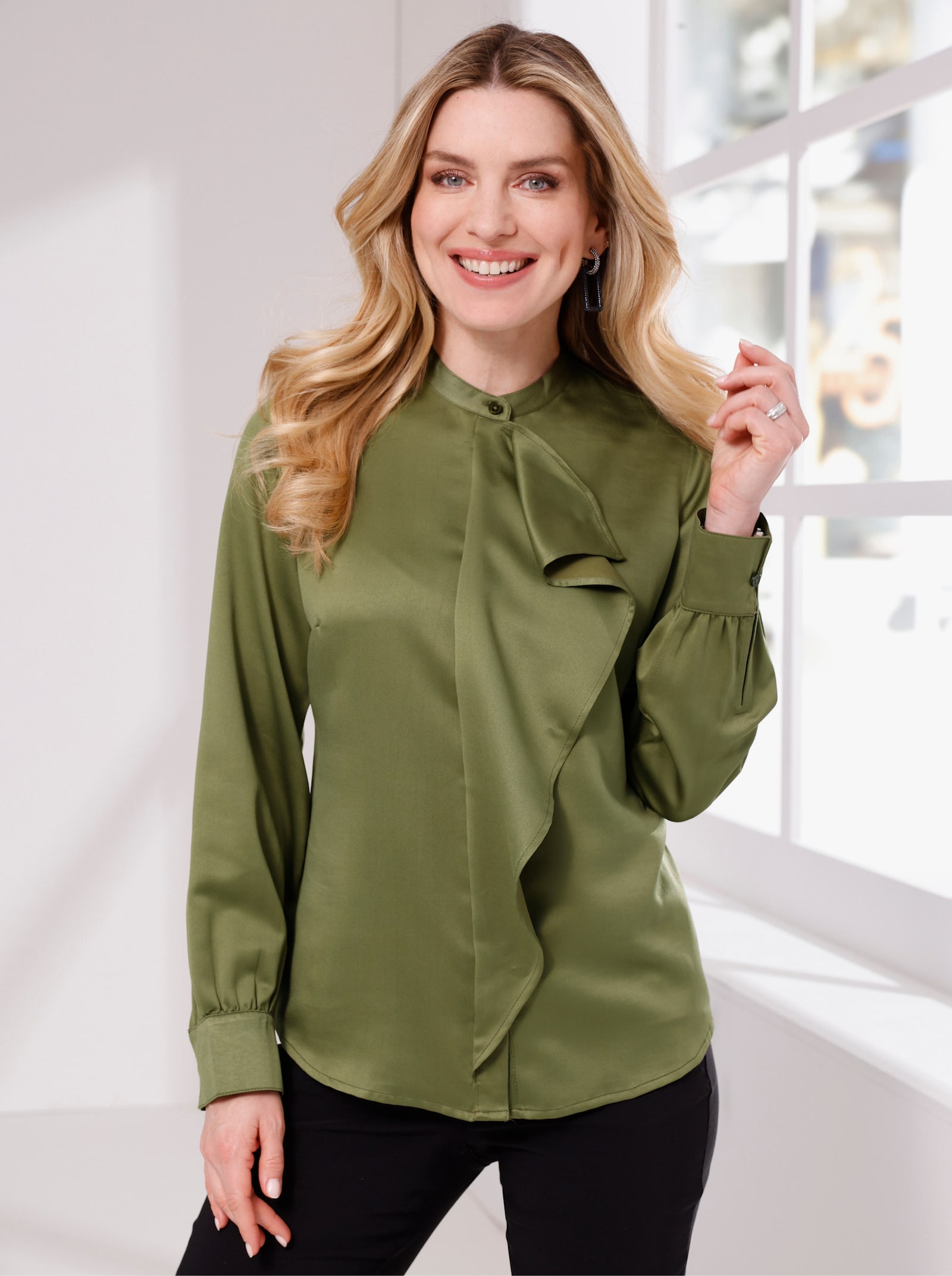 Langarm-Bluse mit Volant - oliv