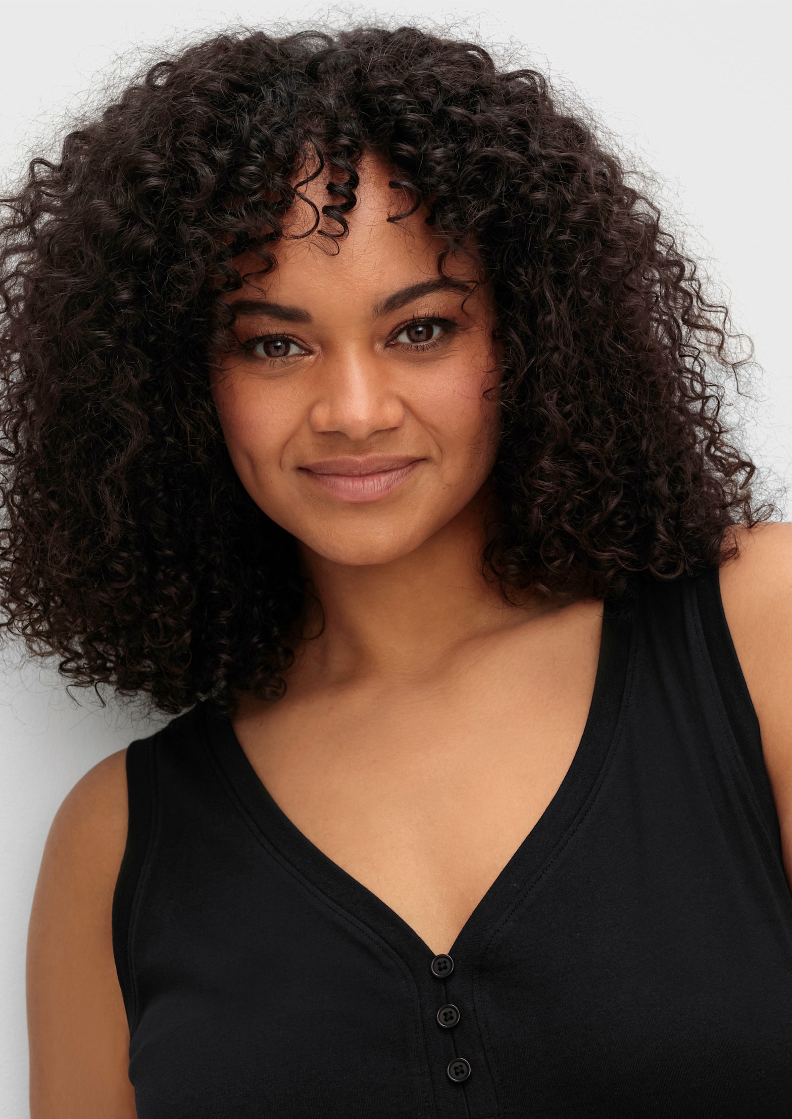 sheego Tanktop mit V-Ausschnitt und Zierknopfleiste - schwarz