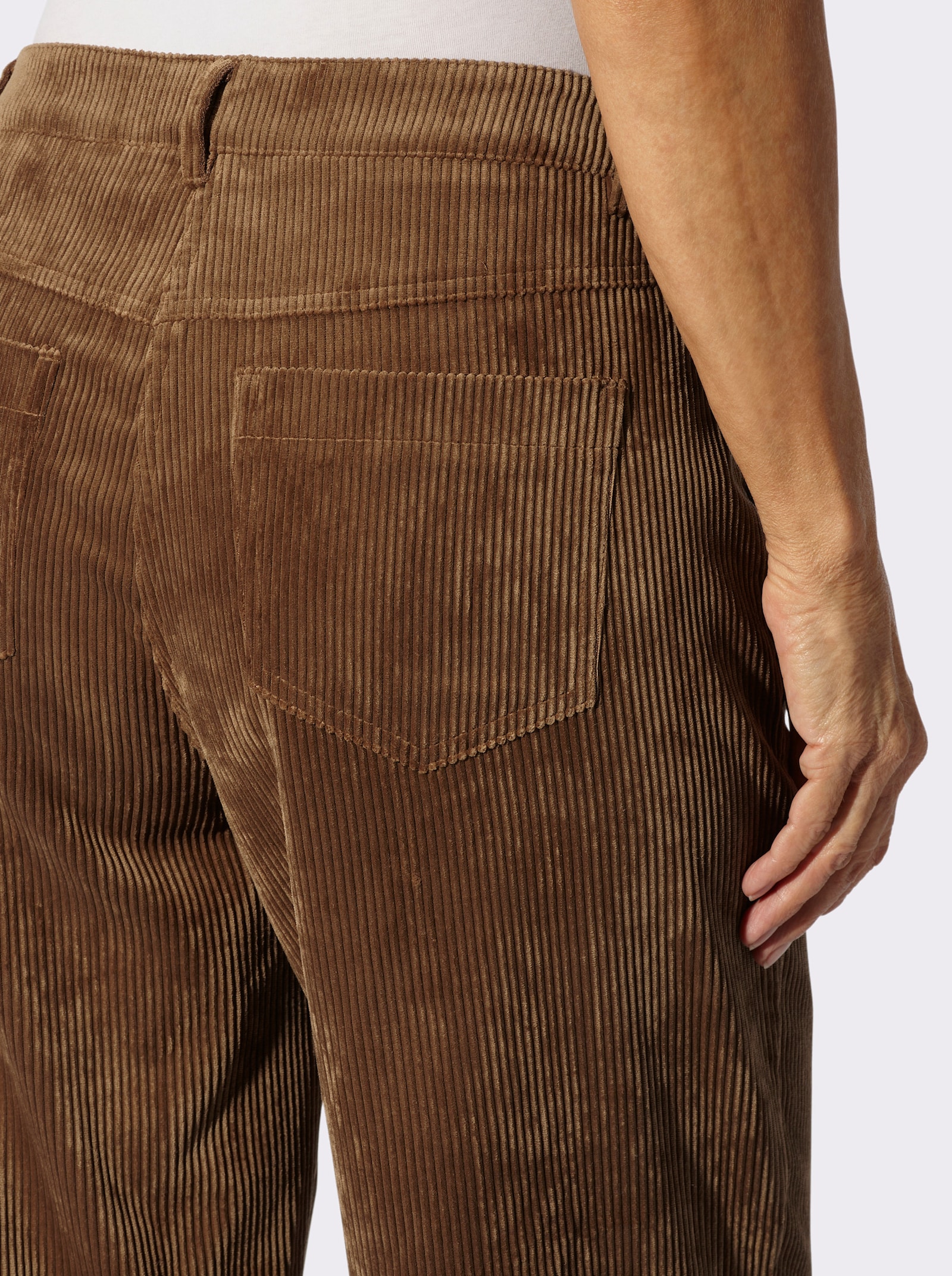 Cordhose mit fließendem Fall - braun