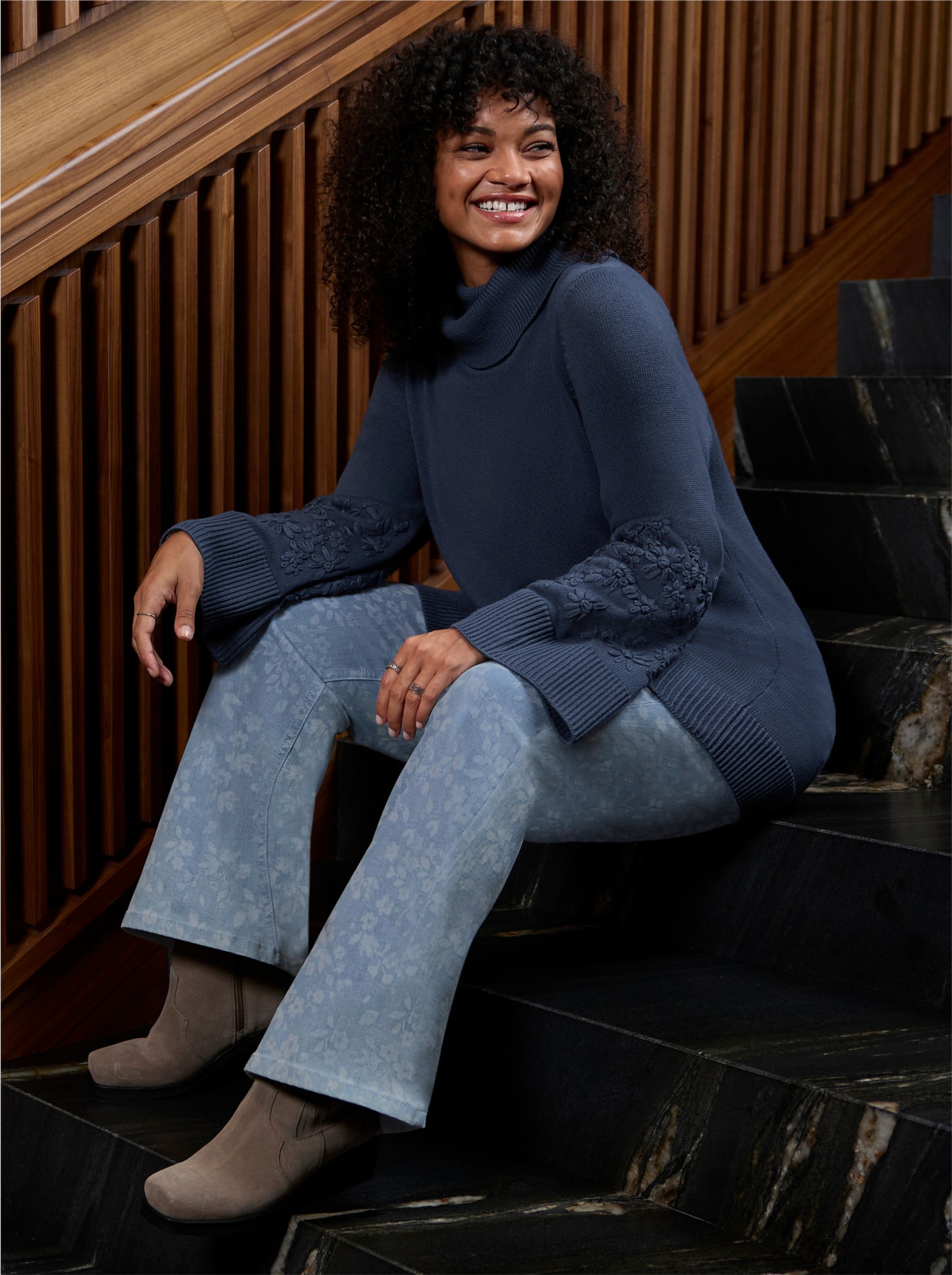 sheego Rollkragenpullover mit Stickereien am Ärmel - rauchblau
