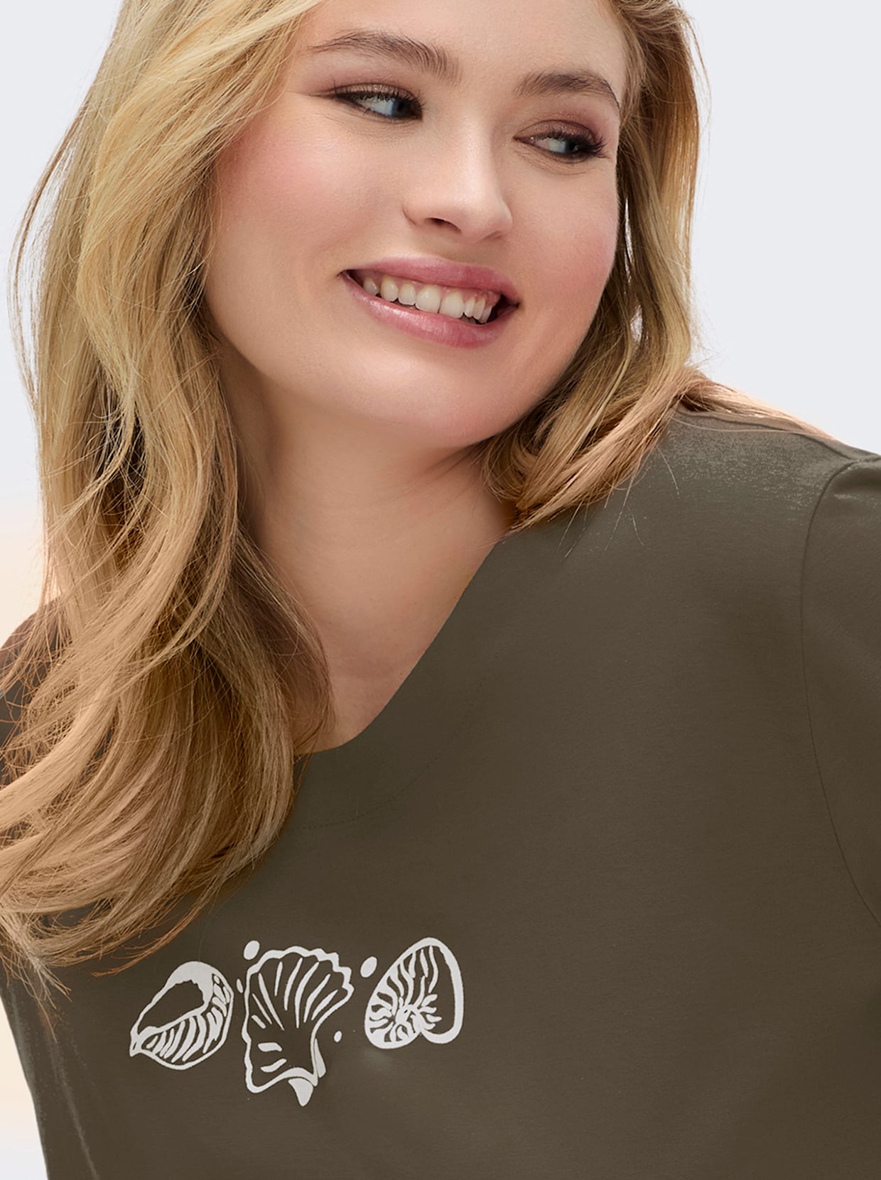 Kurzarmshirt mit Muschel-Druck - oliv