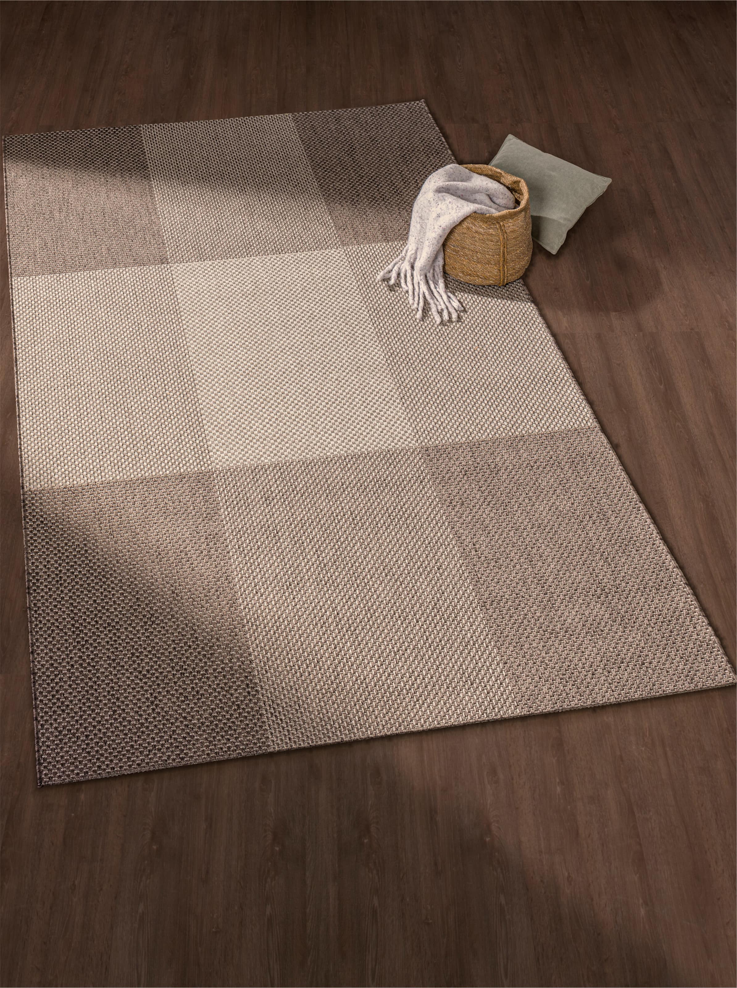 Teppich in günstig Kaufen-Teppich in grau von heine home. Teppich in grau von heine home <![CDATA[Teppich Mit aufwendigem Web-Dessin. Längsseiten gekettelt. Für den Innen- und Außenbereich. Pflegeleicht und wasserabweisend. Flachgewebe.]]>. 