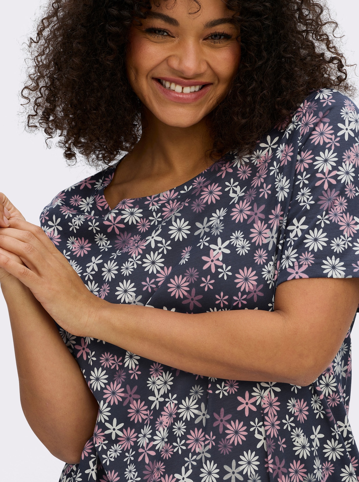 sheego T-shirt imprimé avec coulisse à l'ourlet - bleu foncé-couleur ivoire imprimé