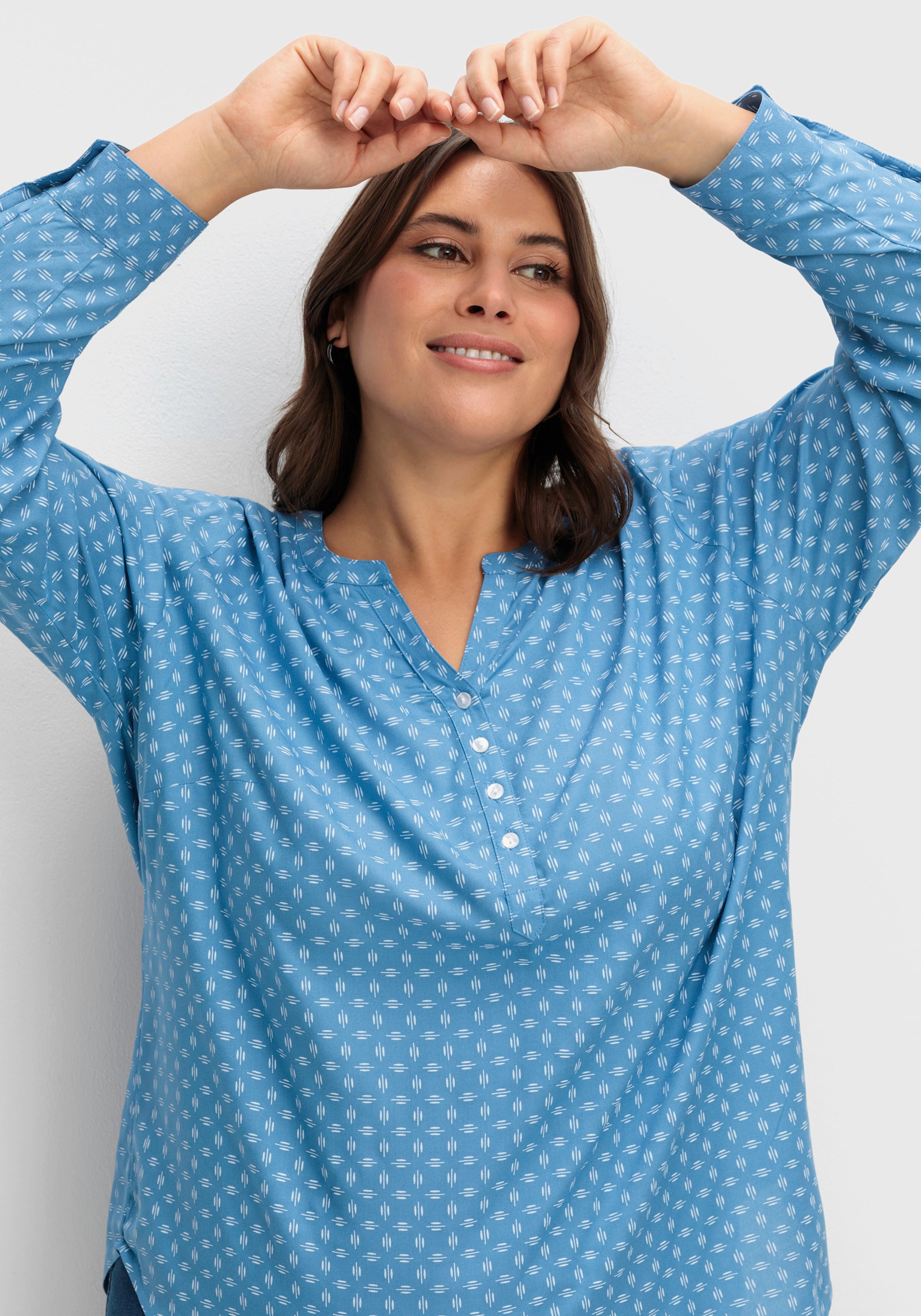 Schlupf-Bluse mit Minimal-Muster - mittelblau-weiß-bedruckt