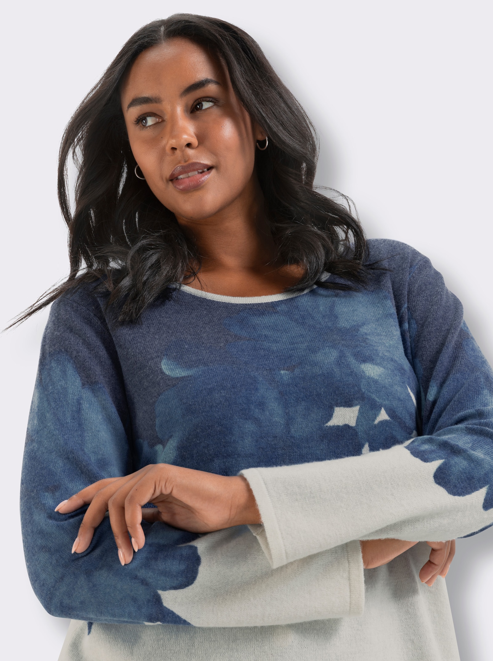 Feinstrickpullover mit diagonalem Blütendruck - champagner-jeansblau-bedruckt