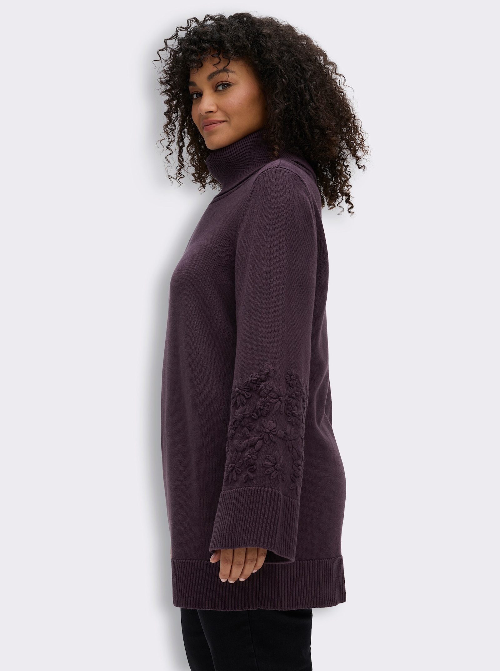 sheego Rollkragenpullover mit Stickereien am Ärmel - aubergine