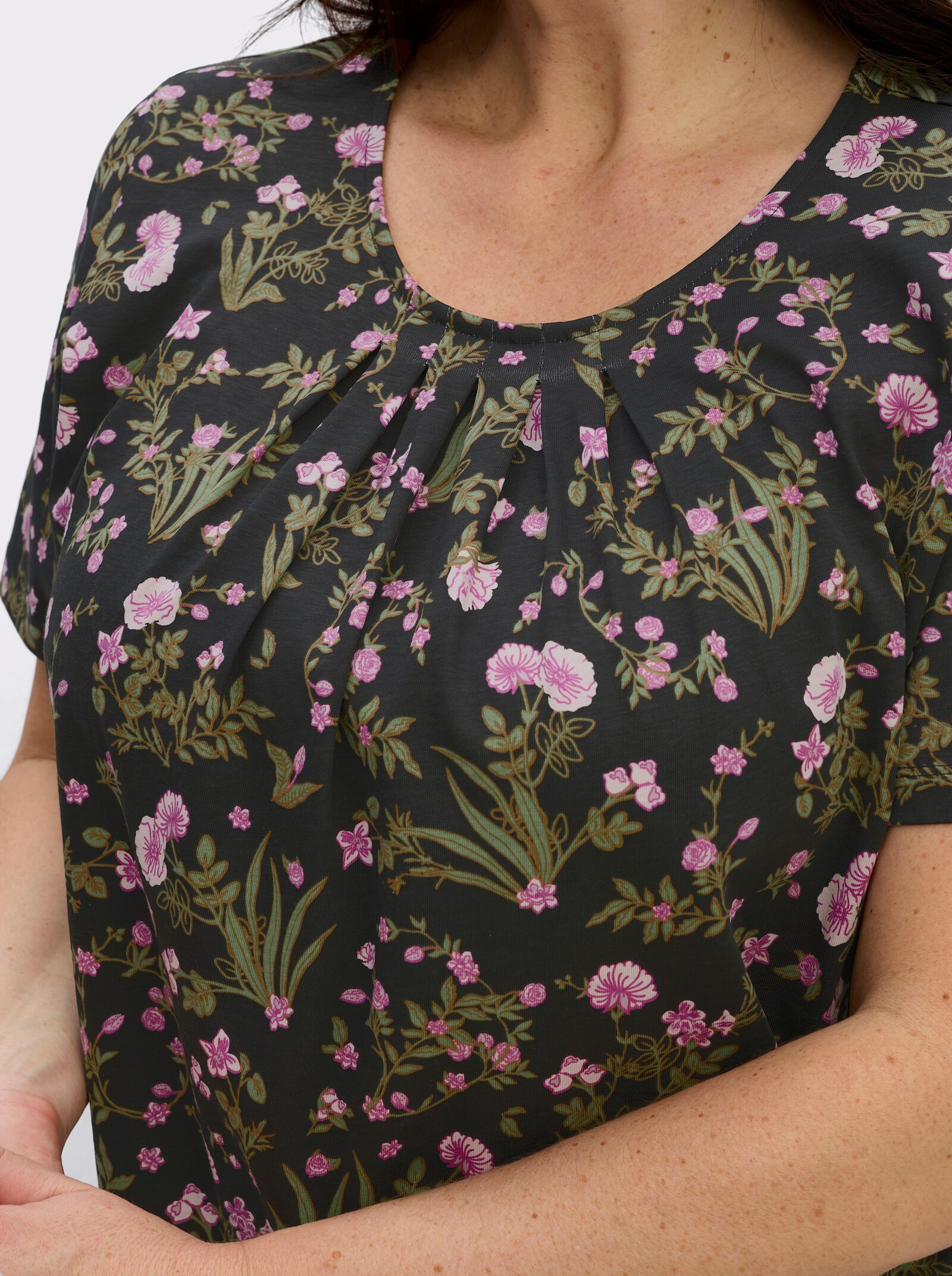 Kurzarmshirt mit Blümchenmuster - schwarz-rosé-bedruckt