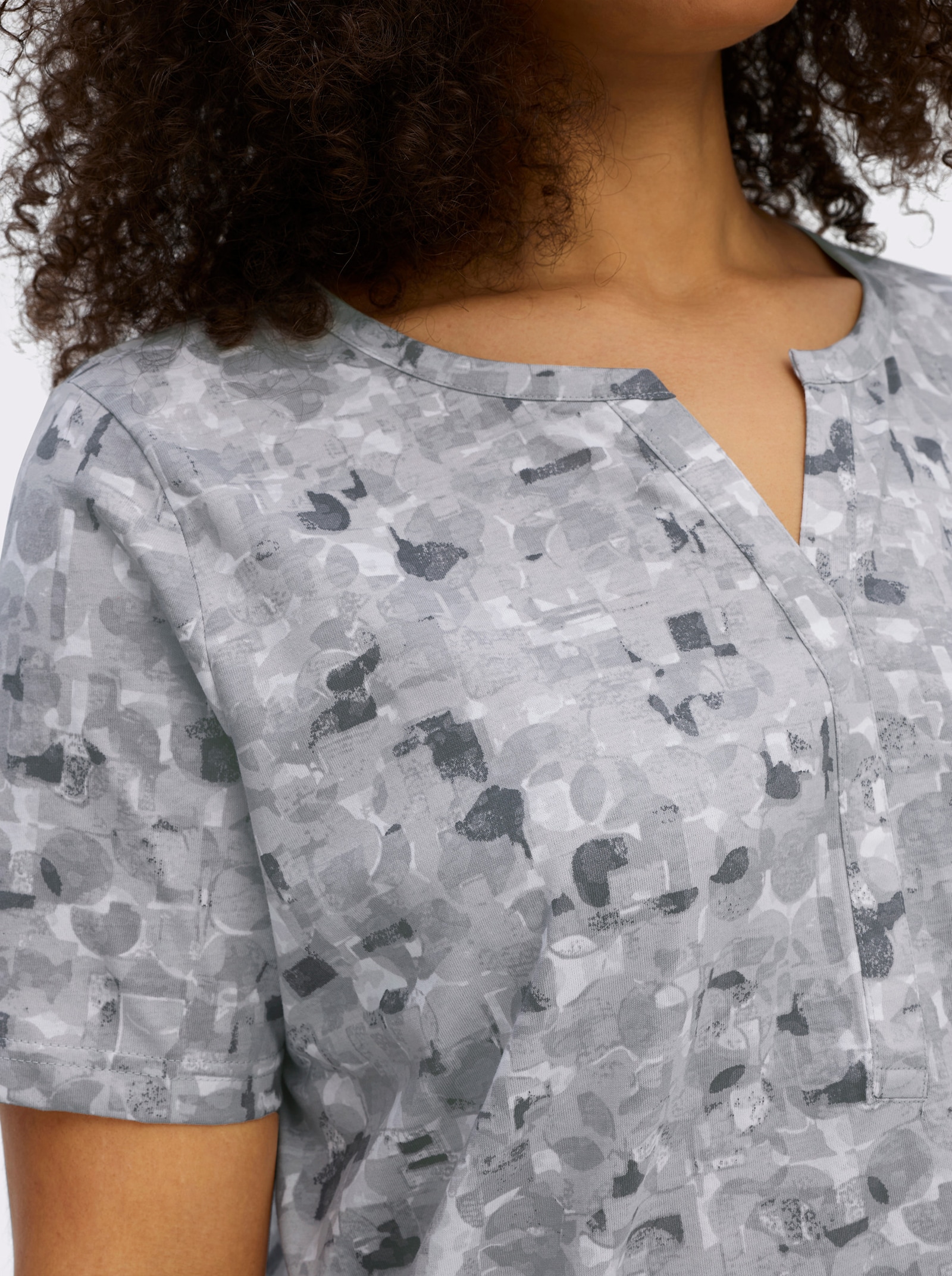 Kurzarmshirt in Baumwoll-Qualität - hellgrau-steingrau-bedruckt