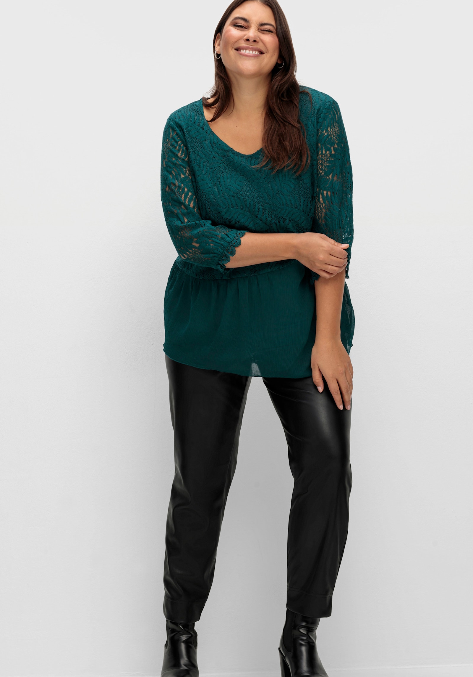 Lederimitathose in schmaler Schnittform - schwarz