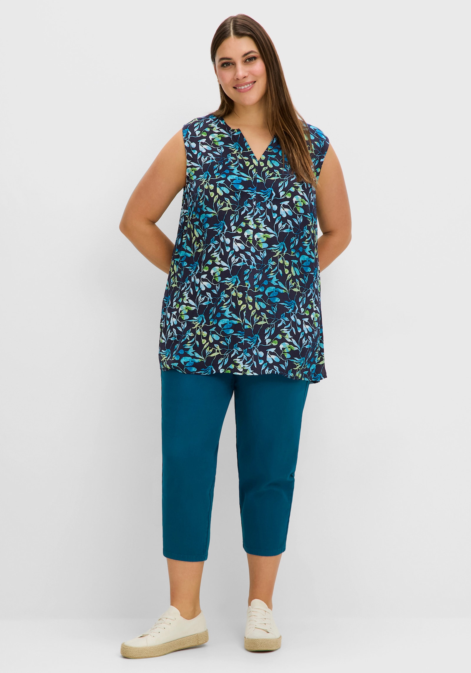 sheego Blusentop aus Crêpequalität, mit Blätterdruck - tiefblau-bedruckt