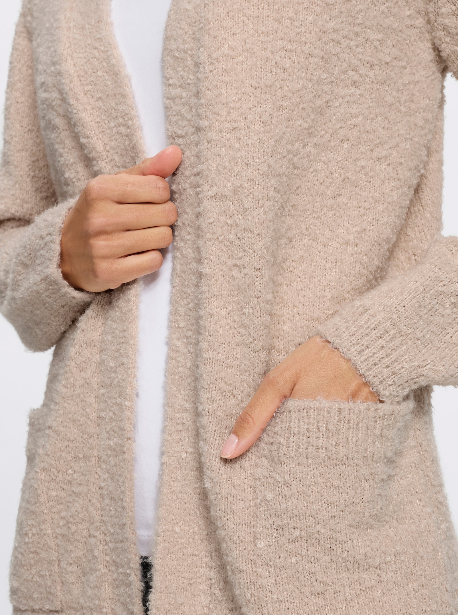 Strickjacke aus flauschigem Bouclé-Garn - elfenbein