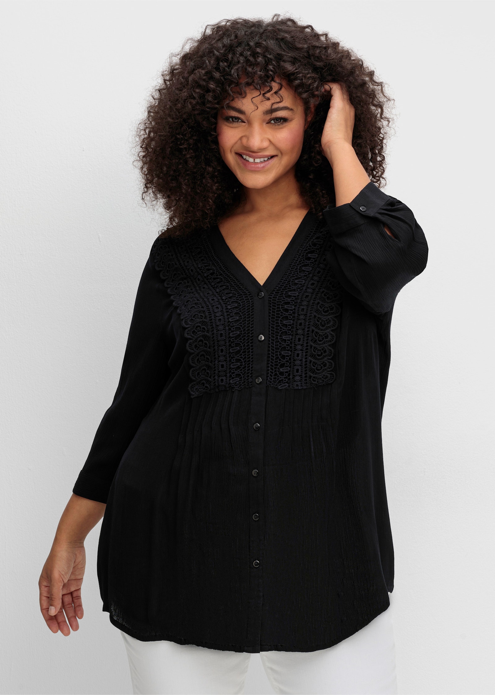 sheego by Joe Browns Crêpeblouse met biezen en gehaakt kant - zwart