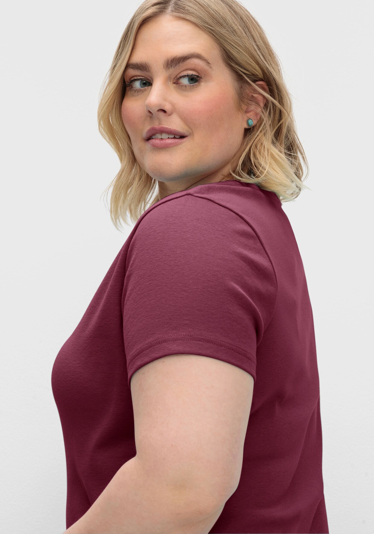 sheego T-Shirt mit V-Ausschnitt, Rippqualität - bordeaux