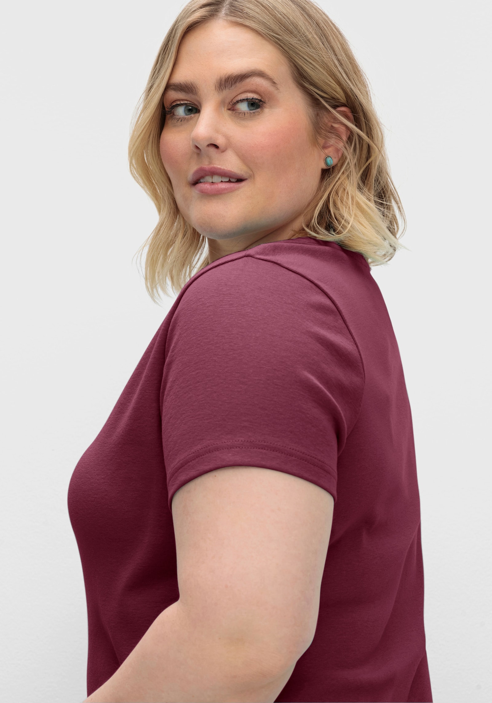 sheego T-Shirt mit V-Ausschnitt, Rippqualität - bordeaux
