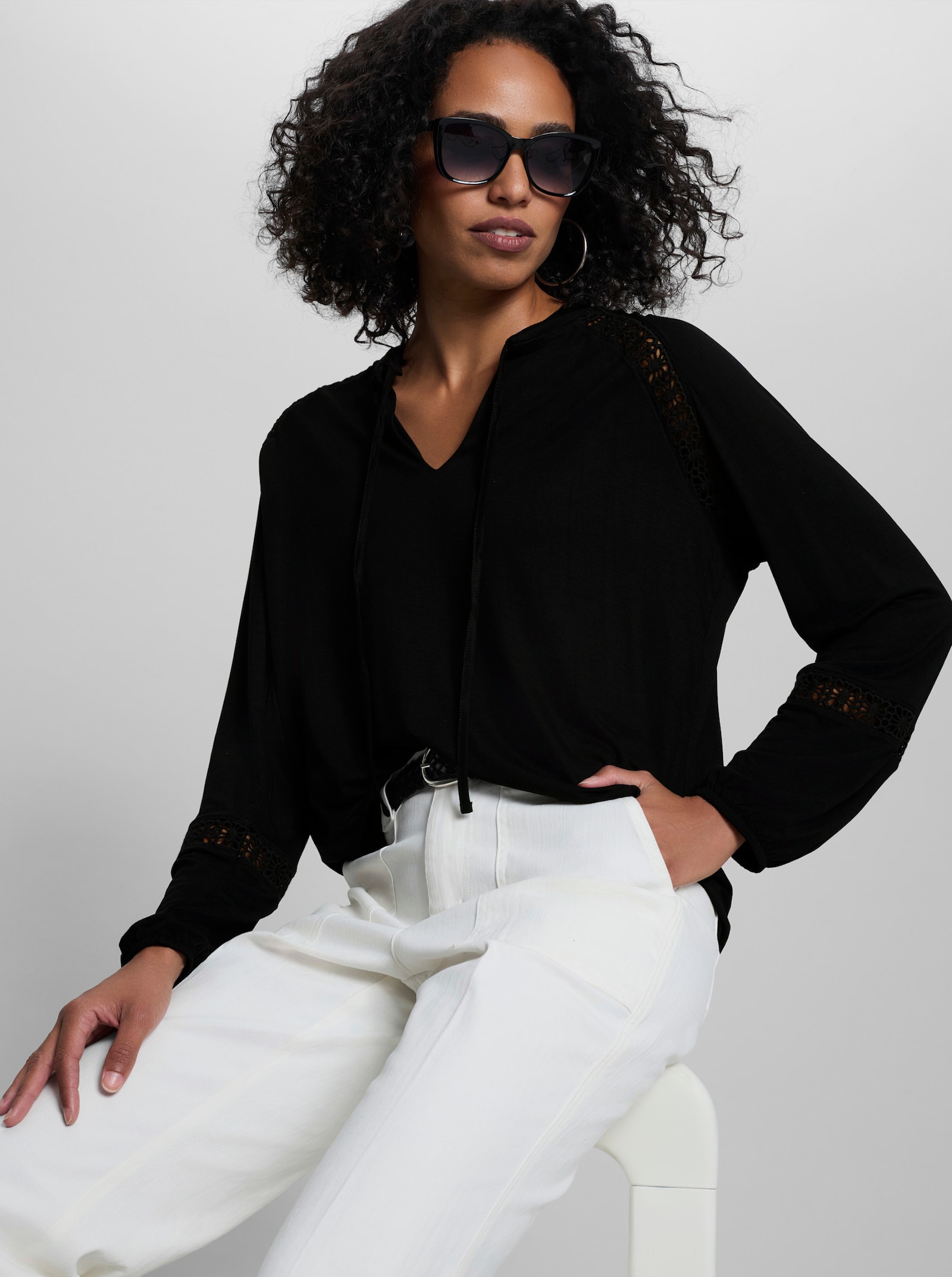 heine Shirt mit Lochstick-Details - schwarz