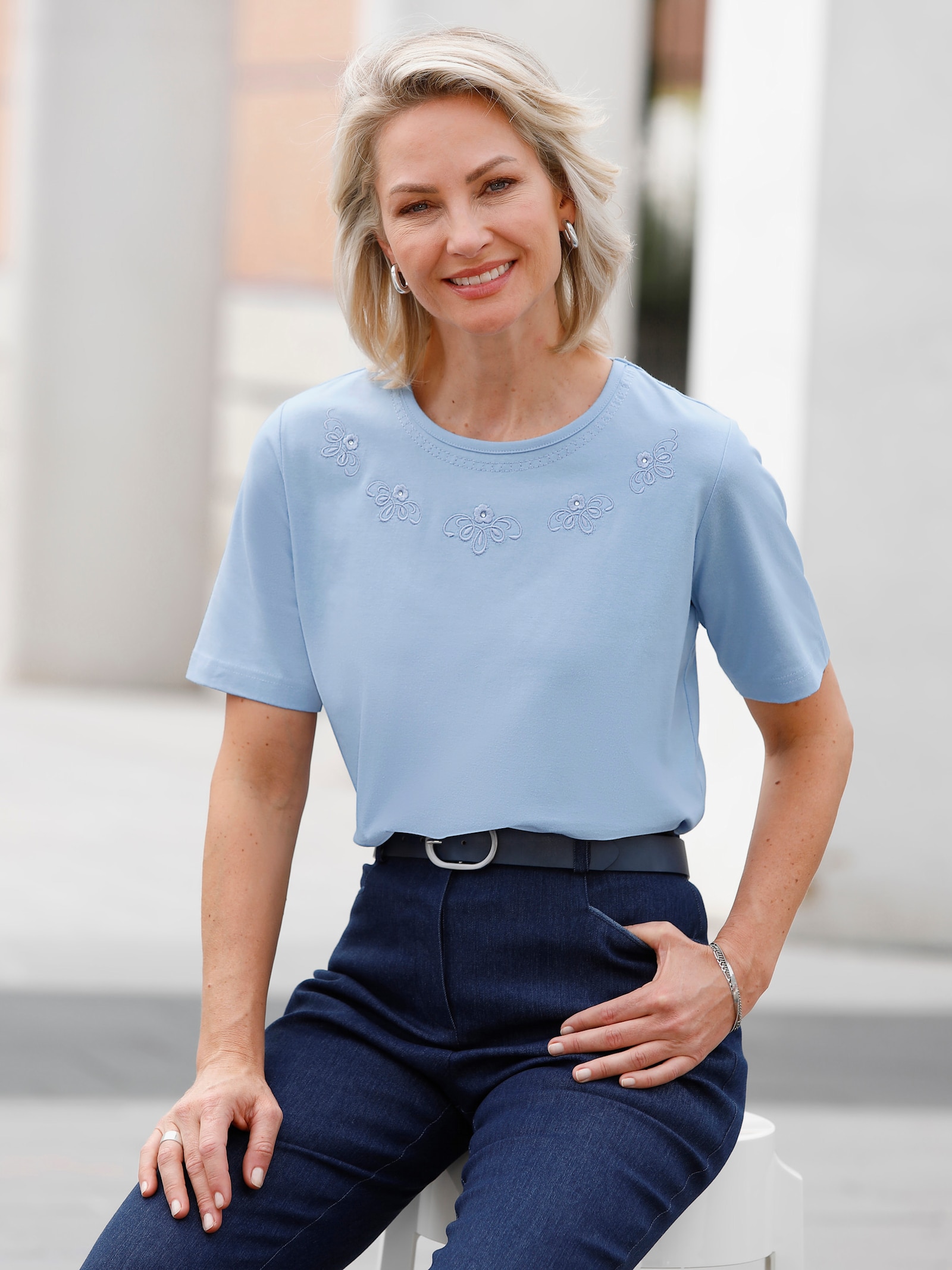 Kurzarmshirt mit Glitzersteinchen - eisblau