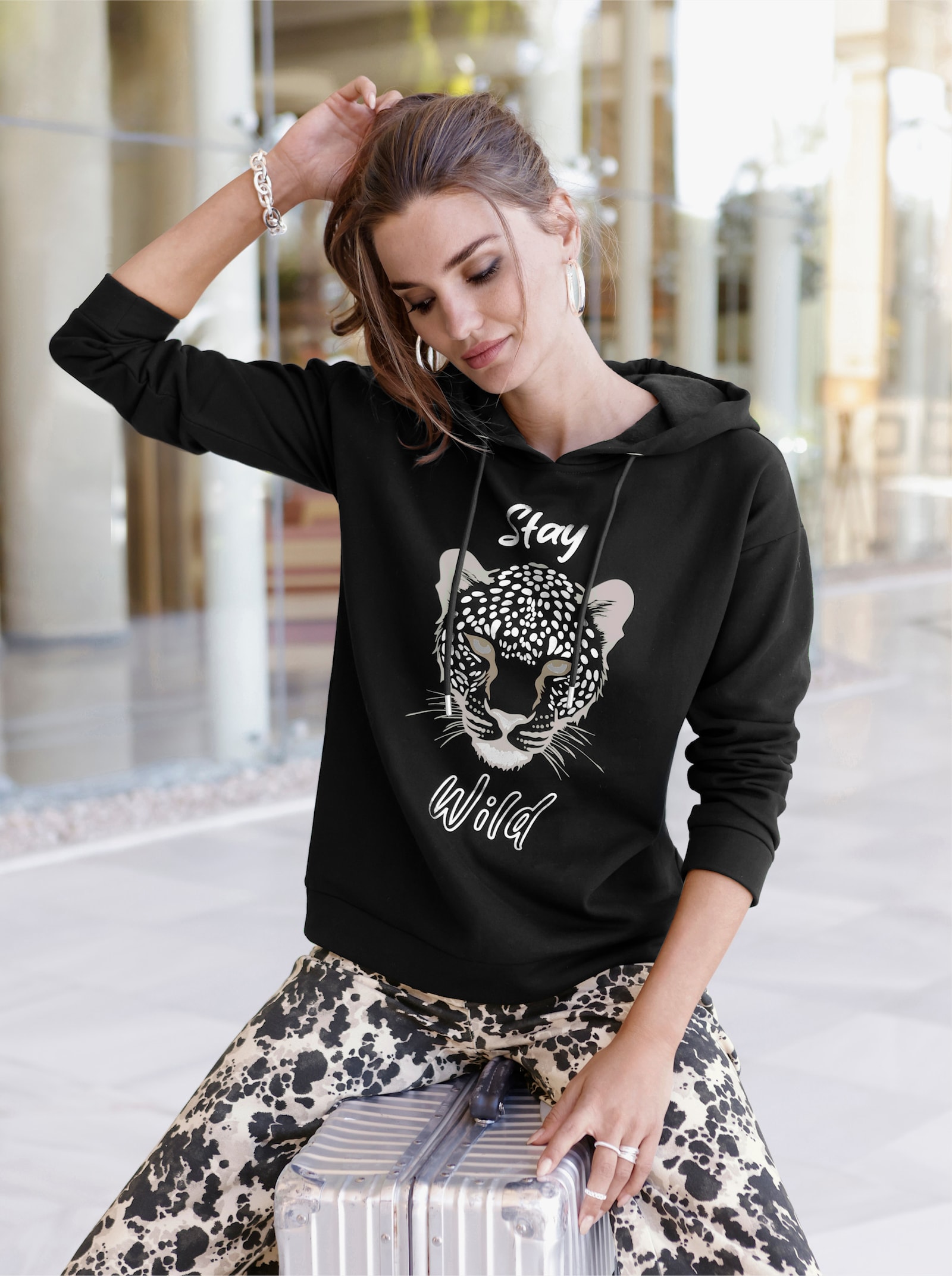 Sweatshirt mit glänzendem Leo-Motiv - schwarz