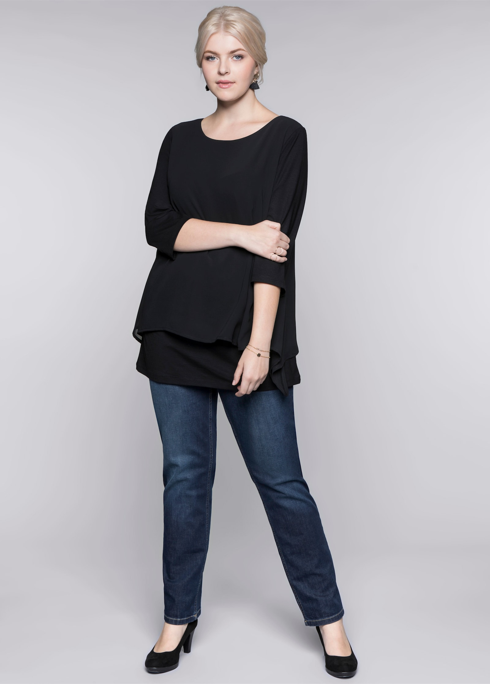 sheego Blusenshirt mit Zipfelsaum - schwarz