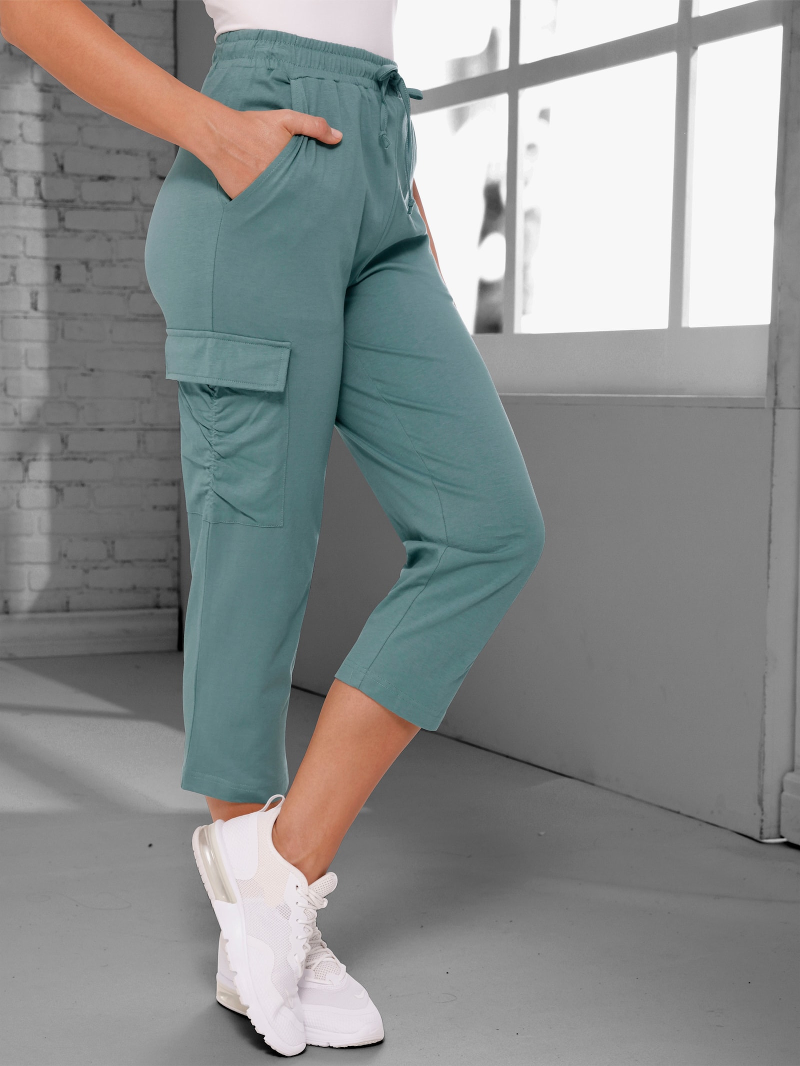 7/8-Hose mit aufgesetzter Pattentasche - jade