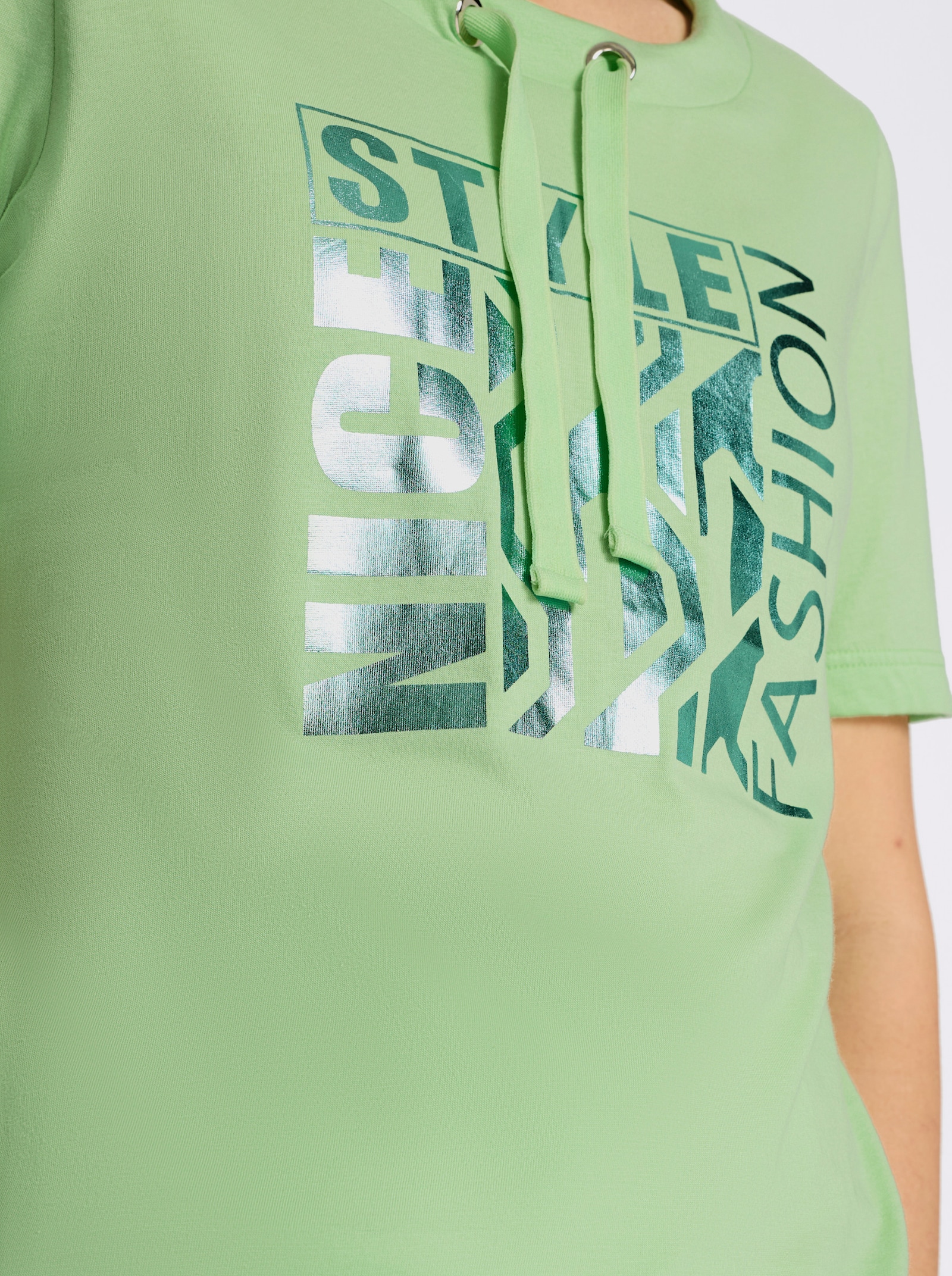 Kurzarmshirt mit glänzendem Druckmuster - reseda