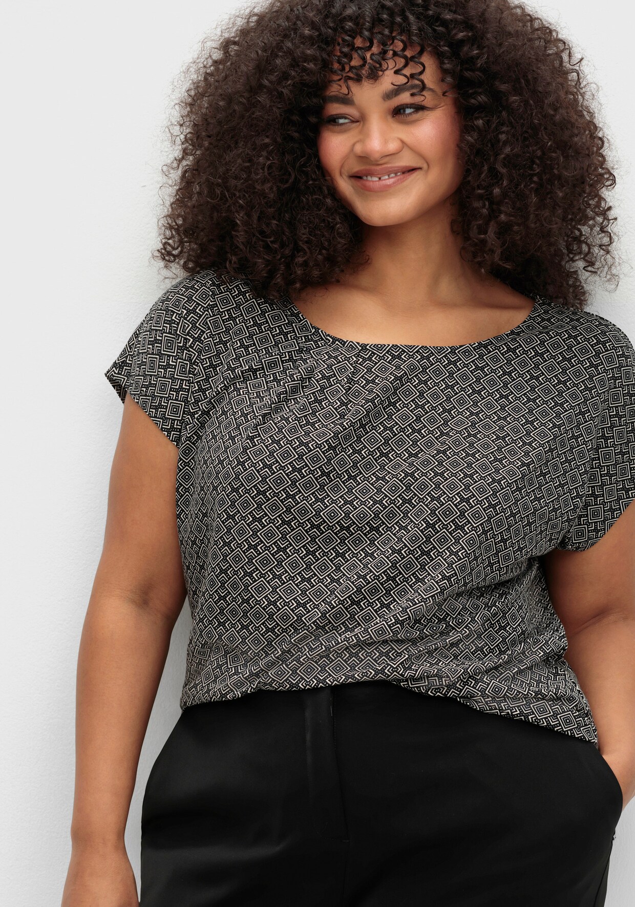 sheego Kurzarmshirt - schwarz-gemustert