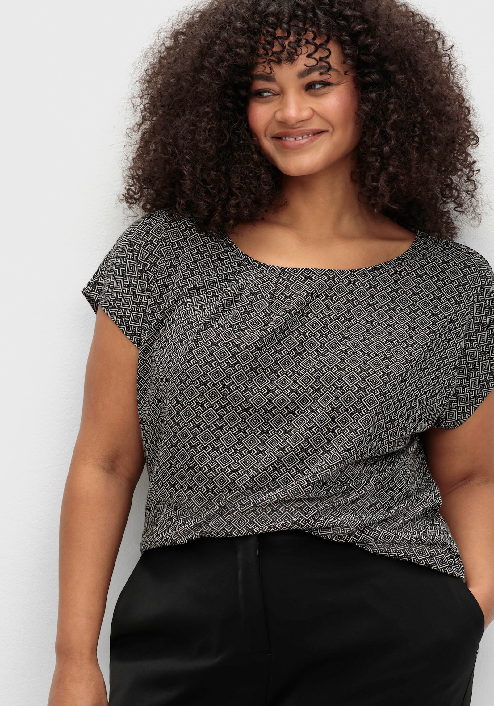 sheego Shirt met korte mouwen en grafische minimalistische print - zwart gedessineerd