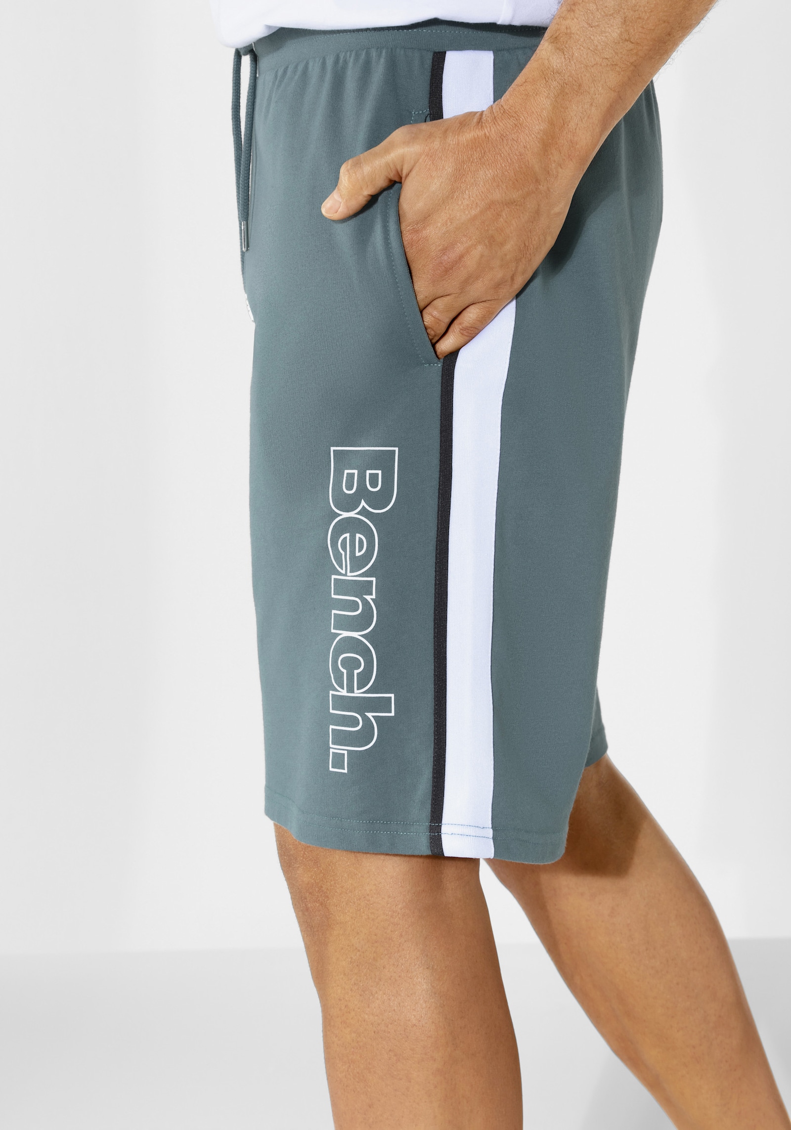 Bench. Loungewear Sweatshort - lichtpetrol