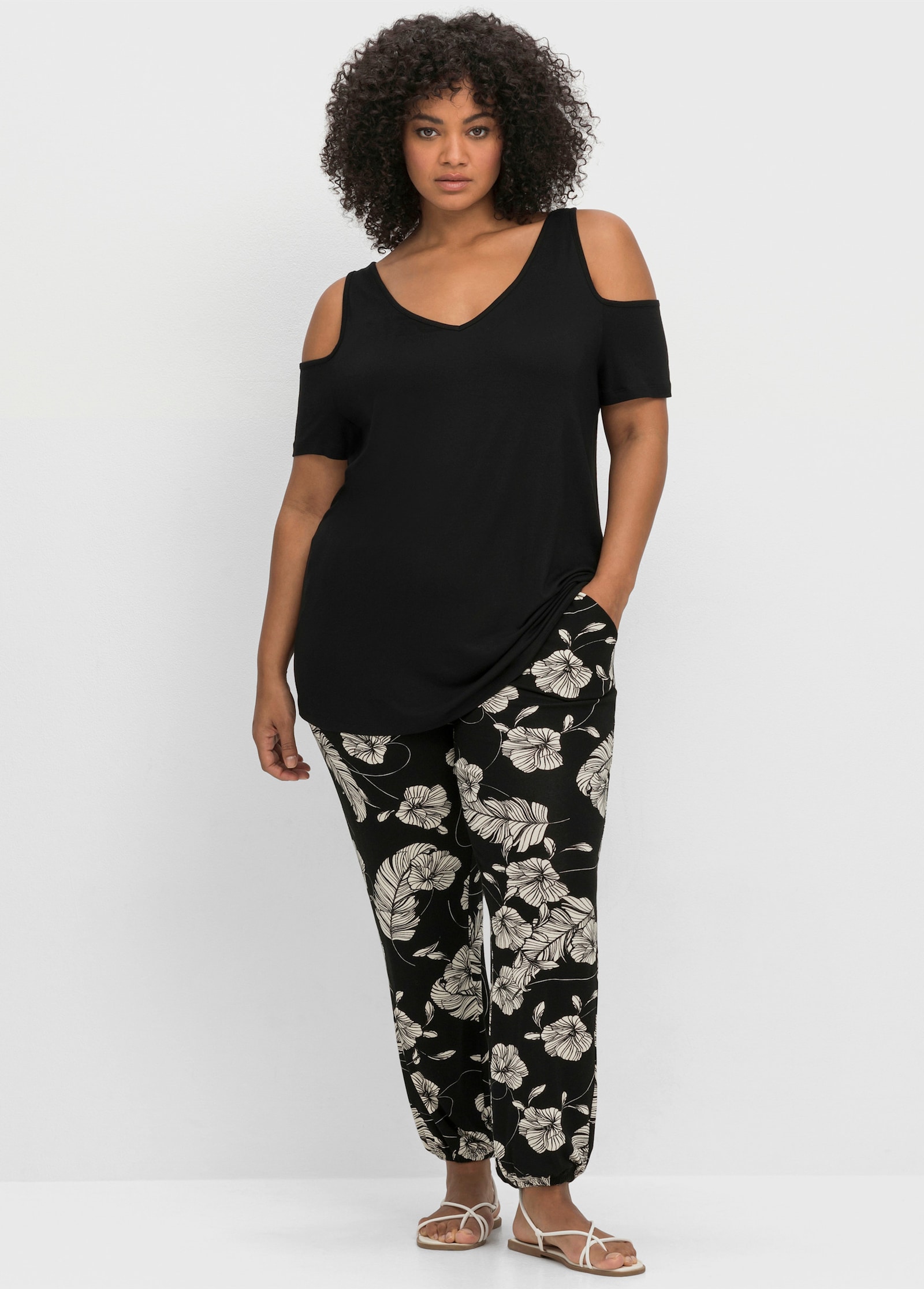 sheego V-Shirt im Off-Shoulder-Look - schwarz