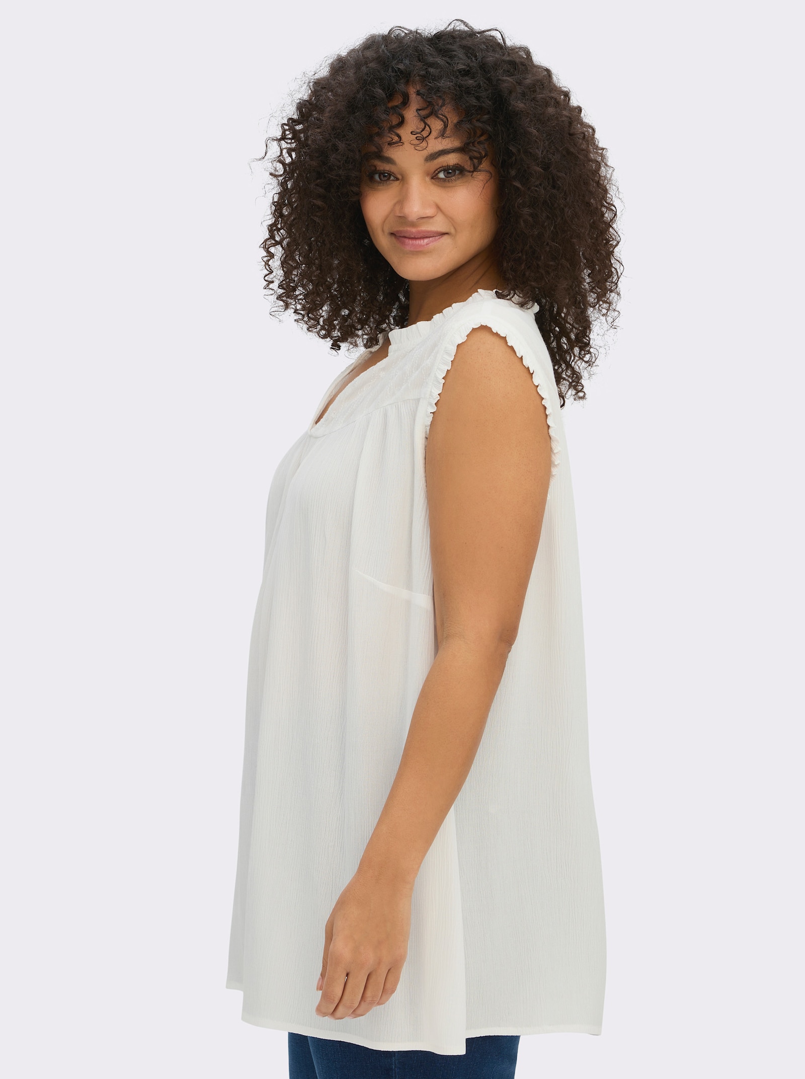 sheego Ärmellose Bluse mit Rüschen und Stickerei - ecru