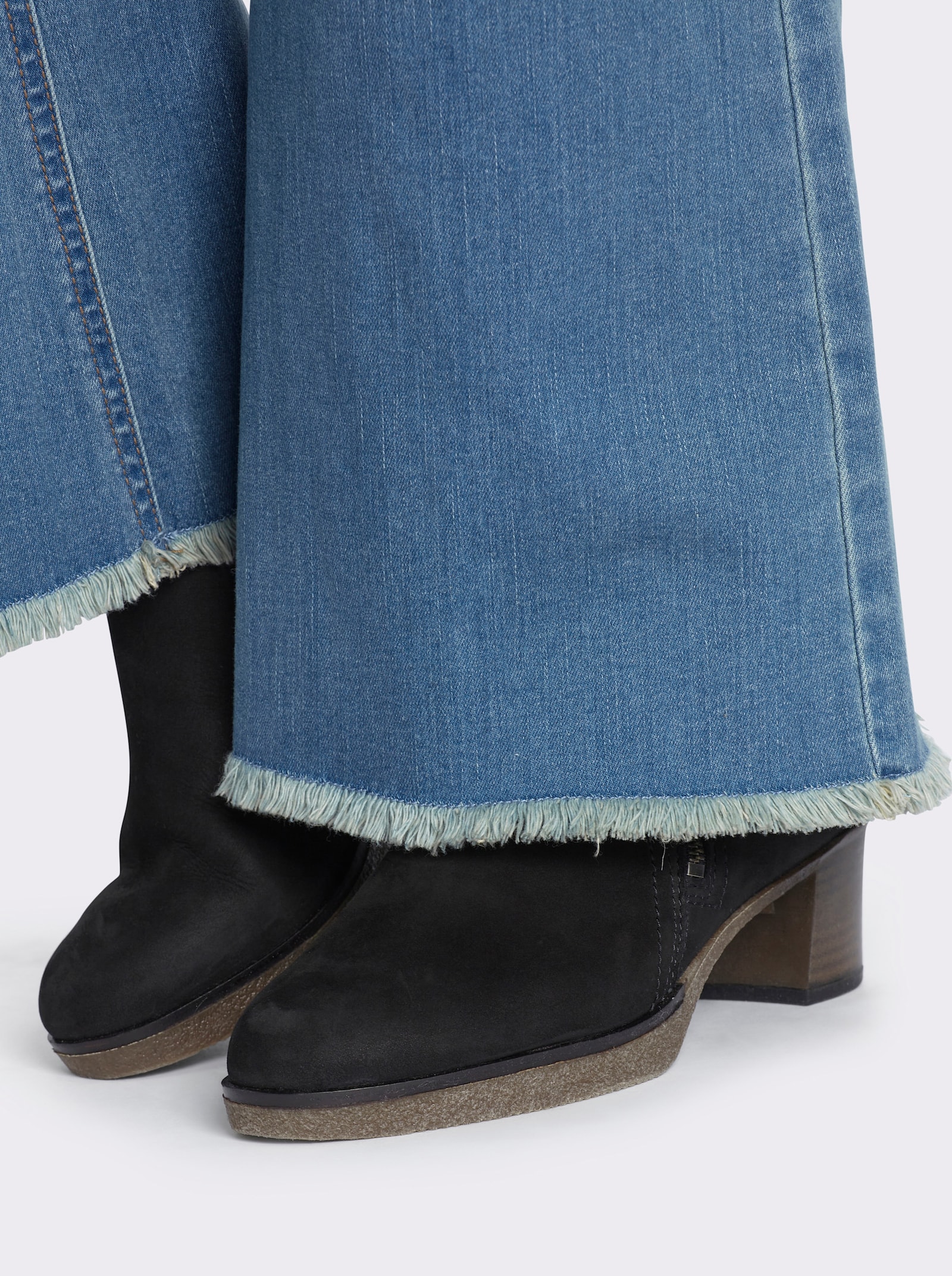 sheego Bootcut-Jeans mit Fransensaum - blue-bleached