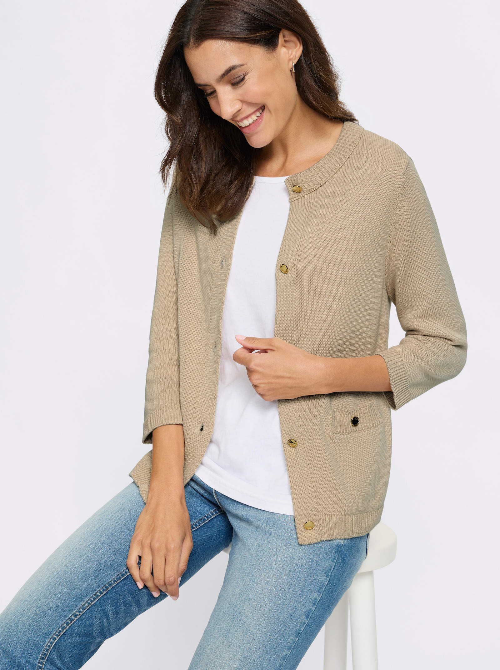 Strickjacke mit goldfarbenen Knöpfen - sand