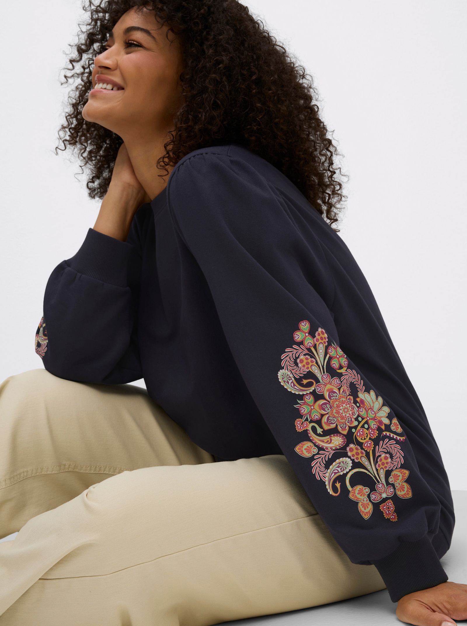 sheego Sweatshirt mit Blumenprint am Ärmel - tiefblau-malve