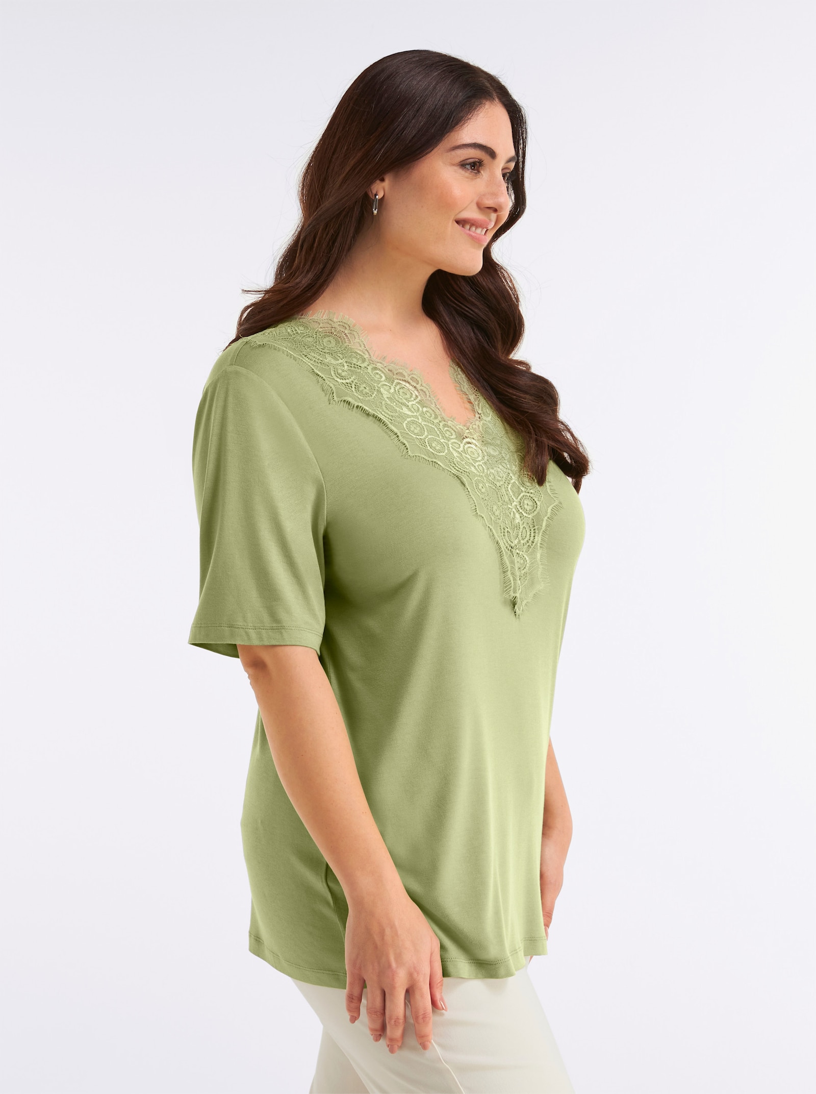 sheego Kanten shirt met diepe V-hals aan beide zijden - rietgroen