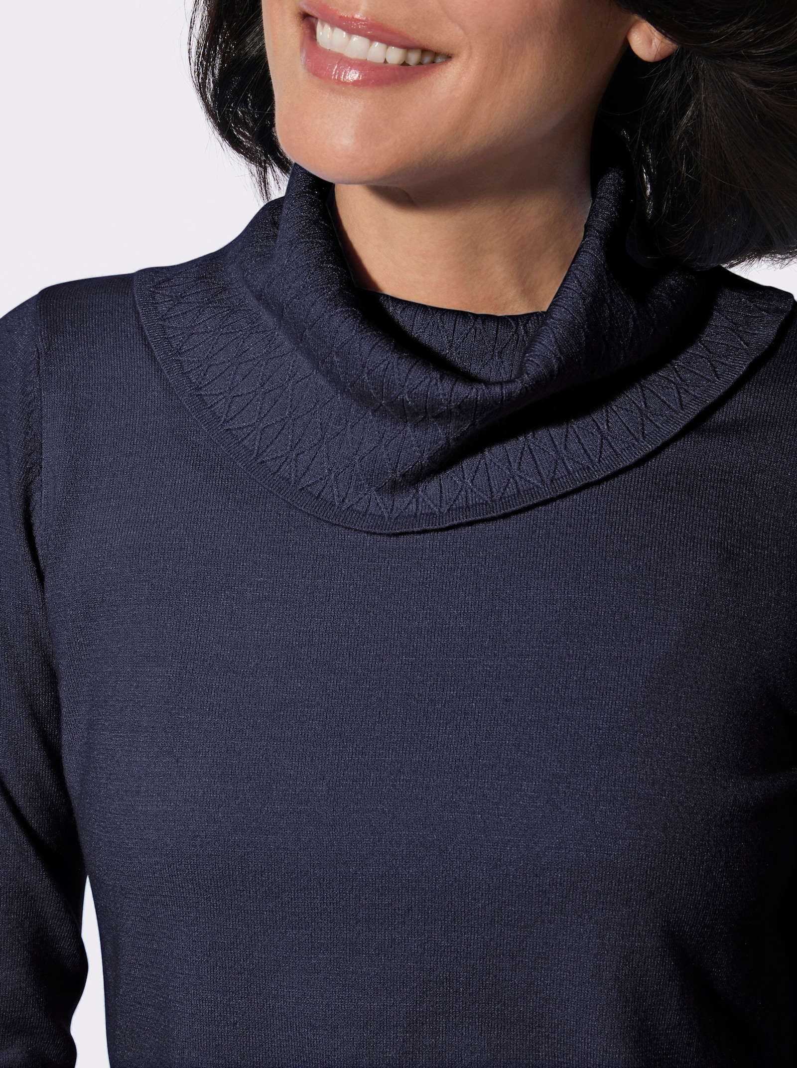 Rollkragenpullover mit Strickmuster rundum - marine