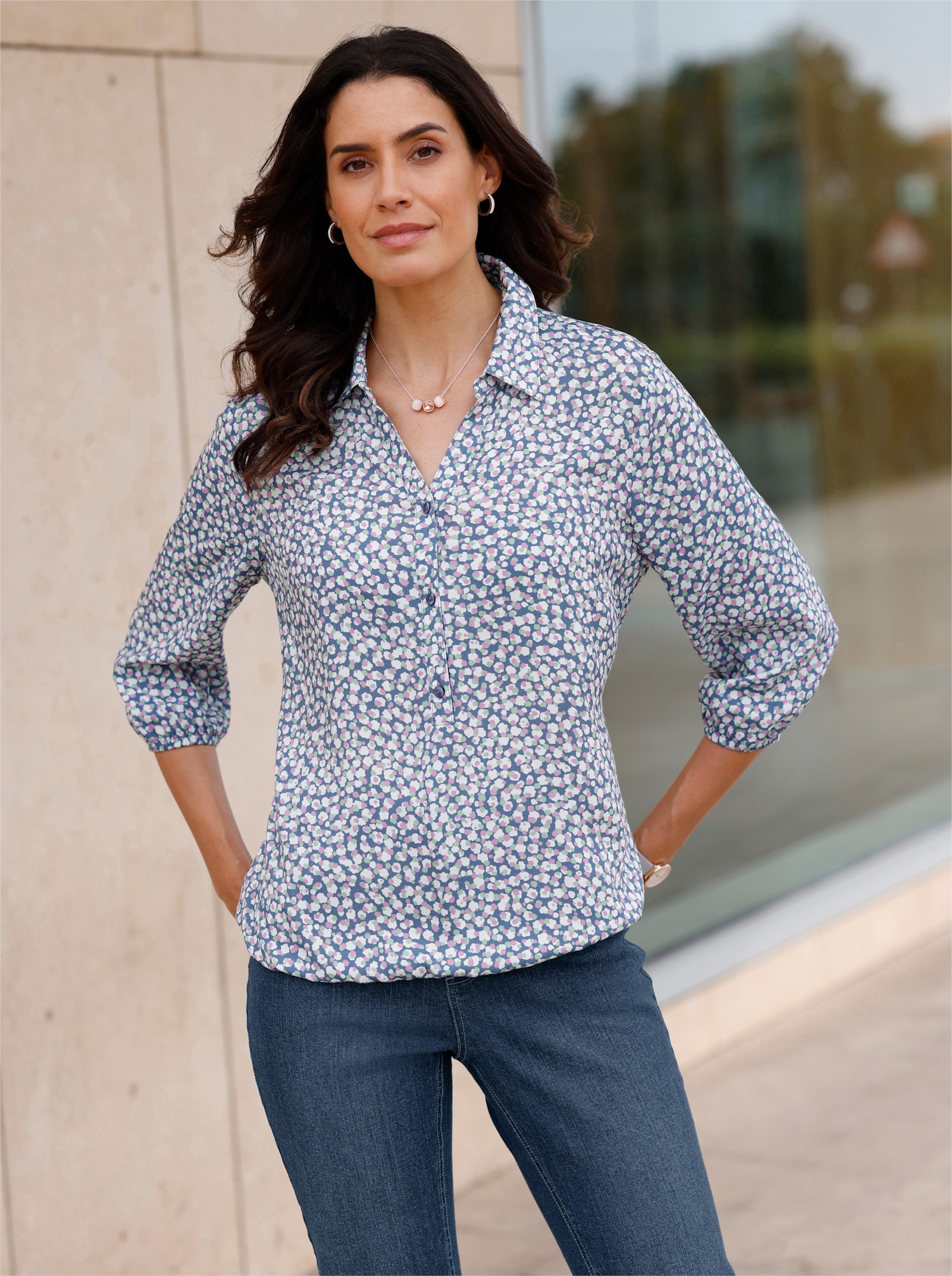 Schlupf-Bluse mit Kellerfalte hinten - rauchblau-orchidee-bedruckt