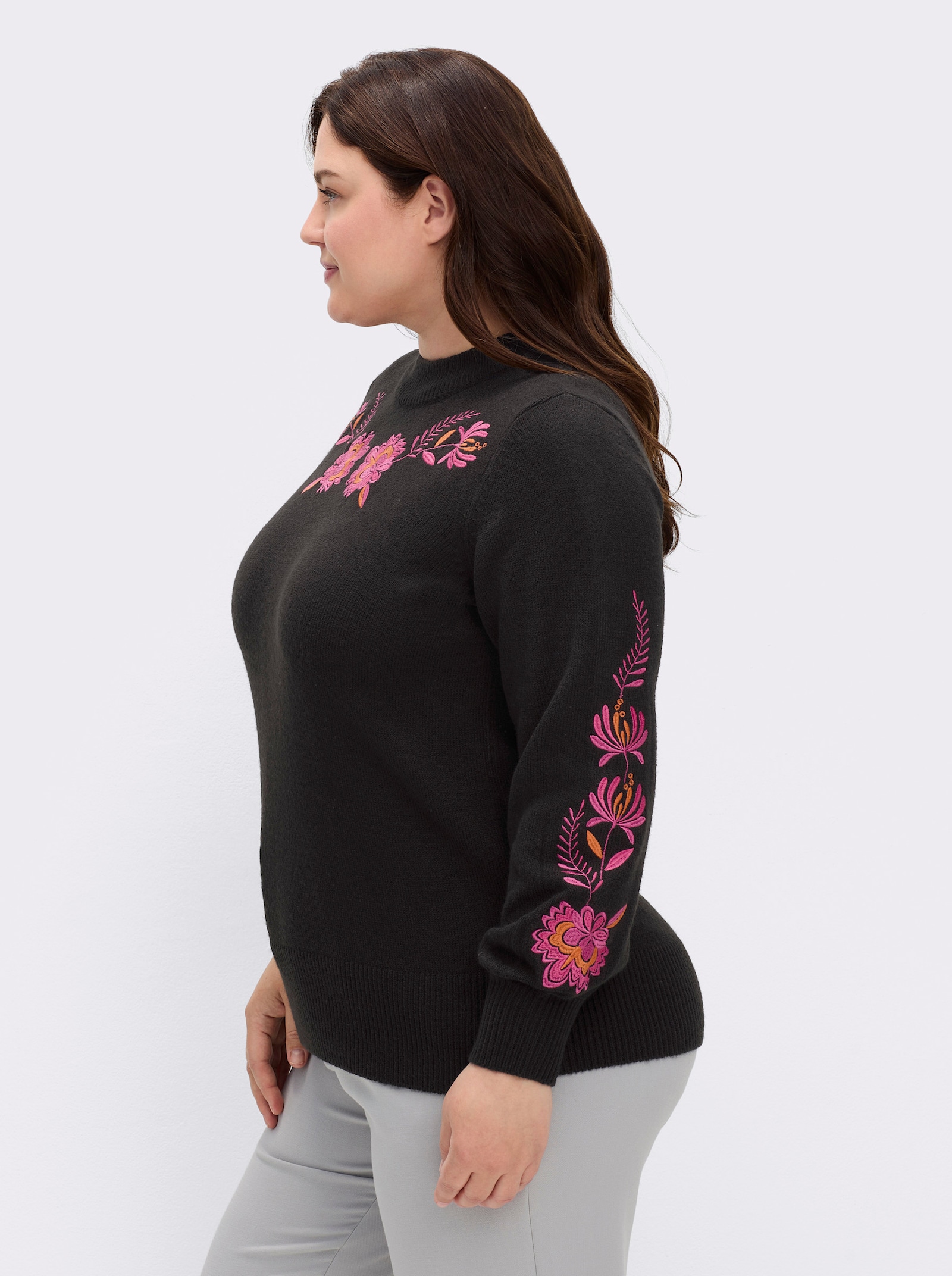 sheego by Joe Browns Pullover mit floralen Stickereien an Ärmeln und Kragen - schwarz-gemustert
