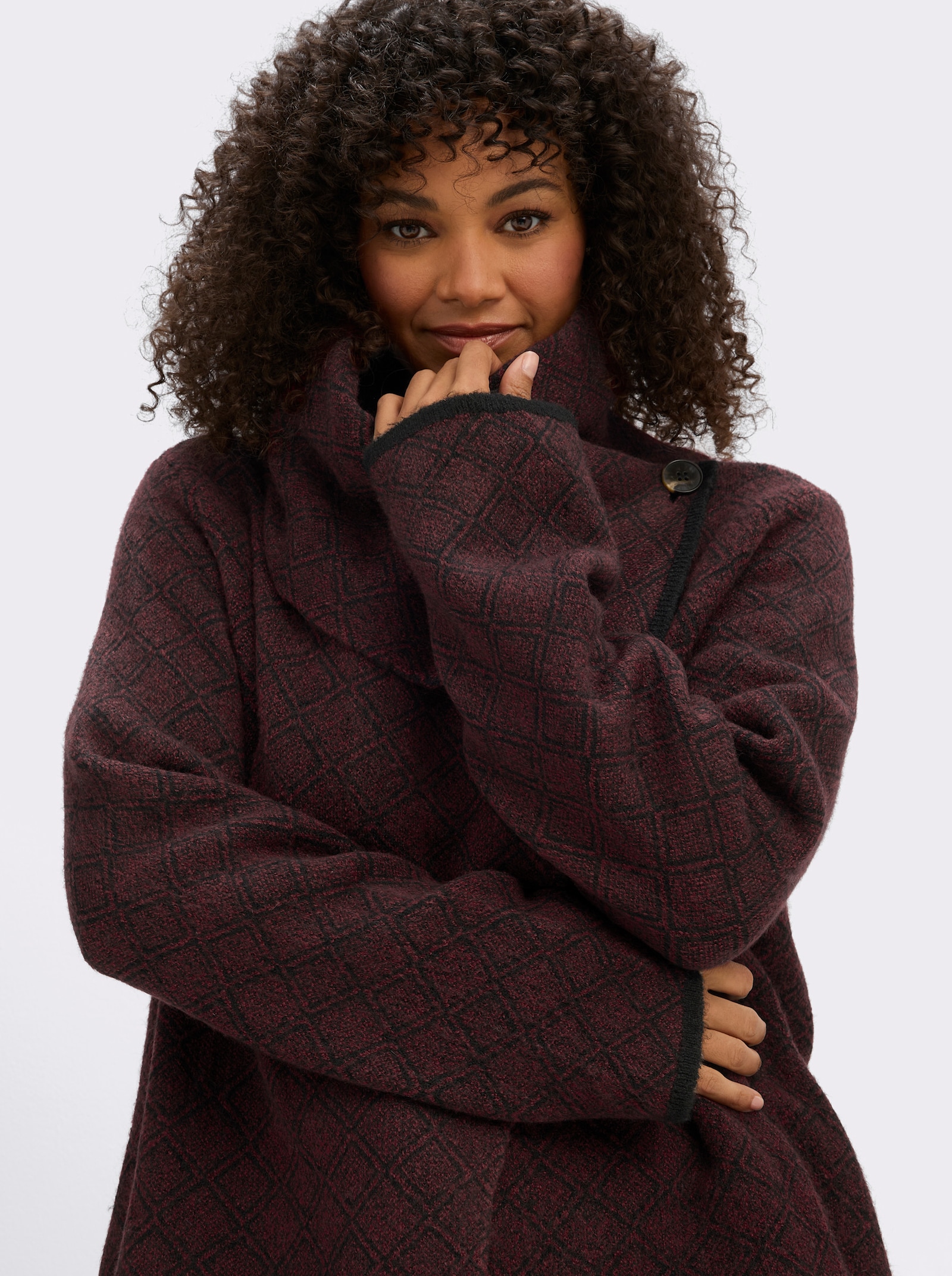 sheego by Joe Browns Jacquardstrickjacke mit asymmetrischem Fall - kirsche-schwarz