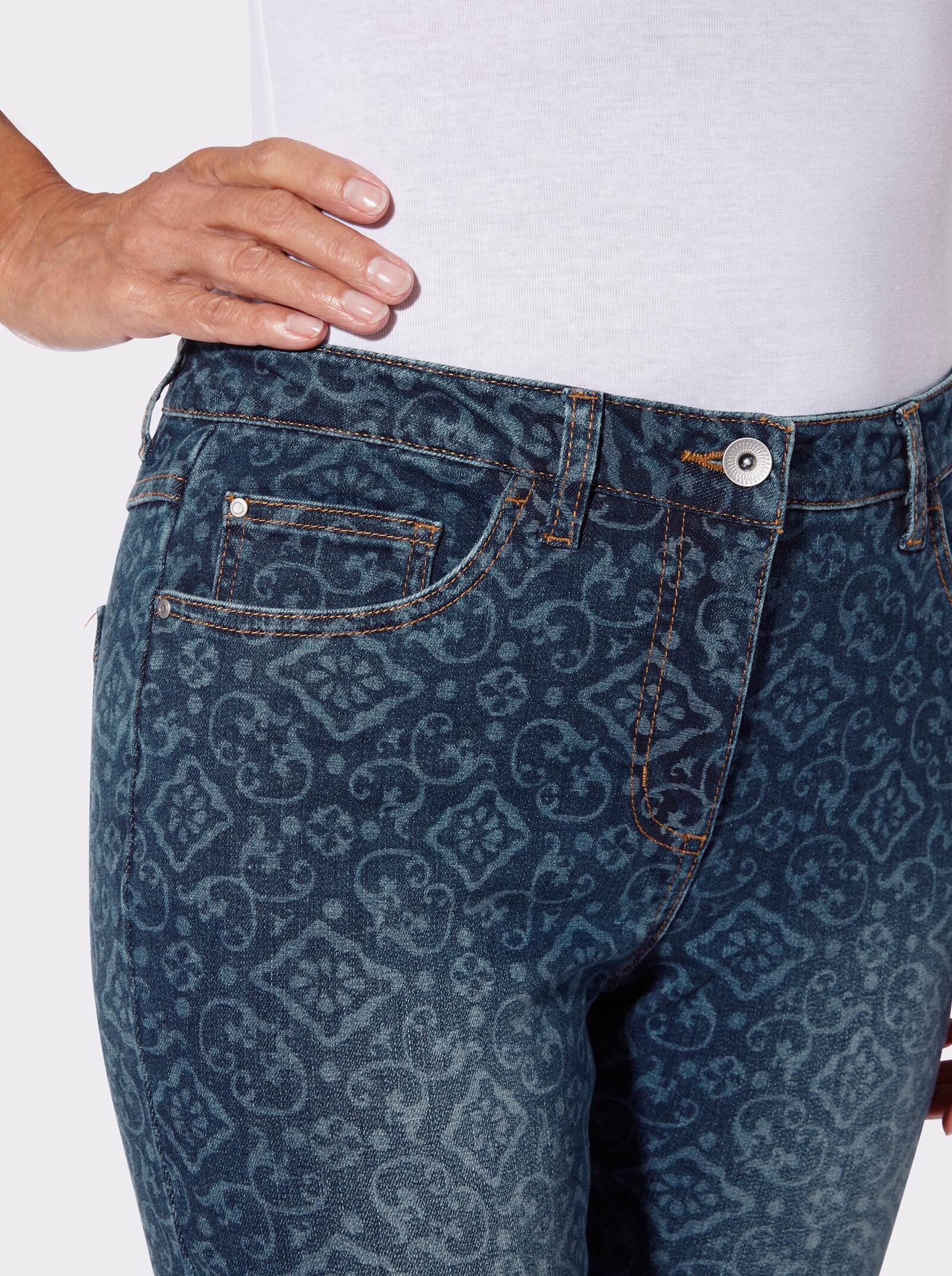 Schlagjeans in 5-Pocket-Form - blue-stone-washed-bedruckt