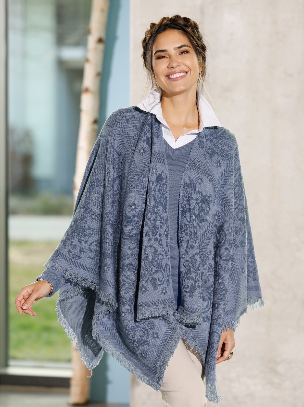 Gebreide poncho - duivenblauw gedessineerd