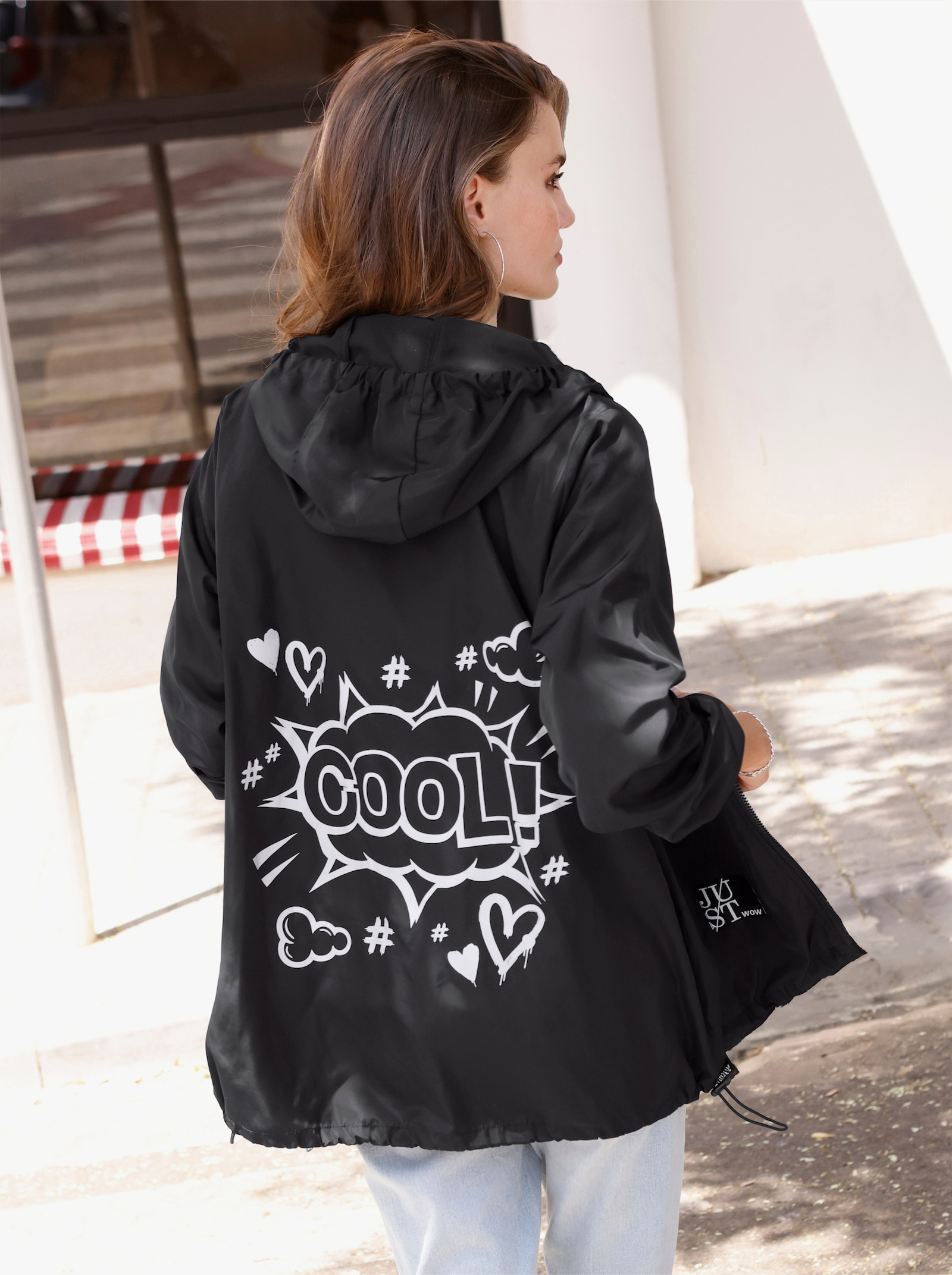 Kapuzenjacke mit Schriftzug im Comic-Stil - schwarz